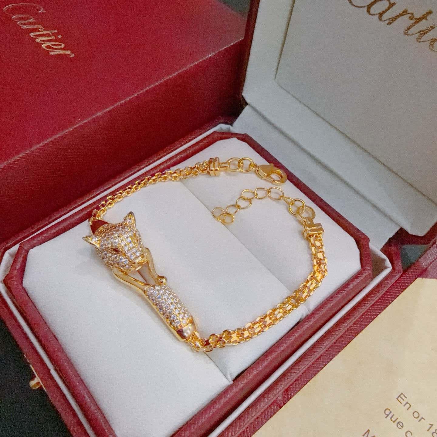 Cartier 卡地亚手链V金材质系列 品相完美 细节无敌 那种独特的色泽完全无可挑剔 再缀以 指环外形设计