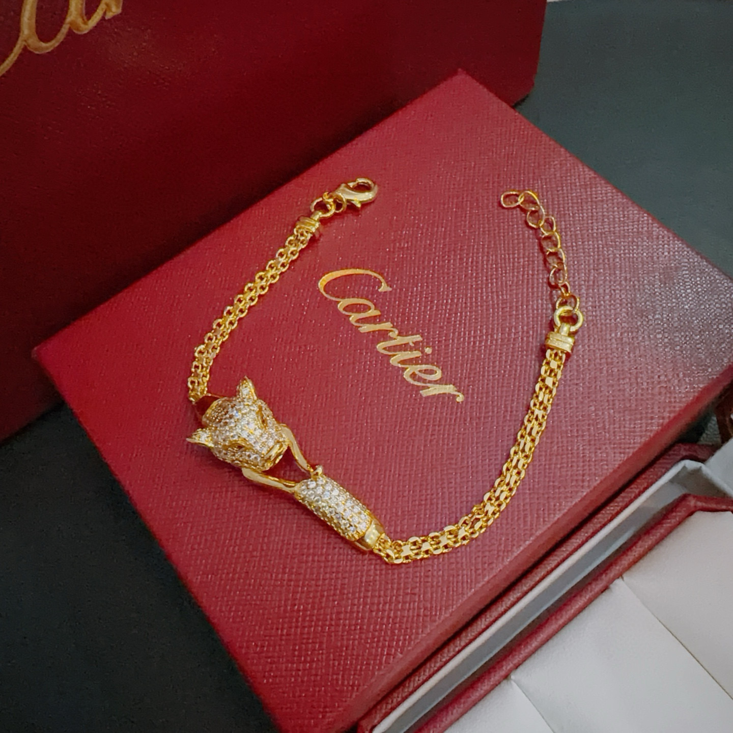 Cartier 卡地亚手链V金材质系列 品相完美 细节无敌 那种独特的色泽完全无可挑剔 再缀以 指环外形设计