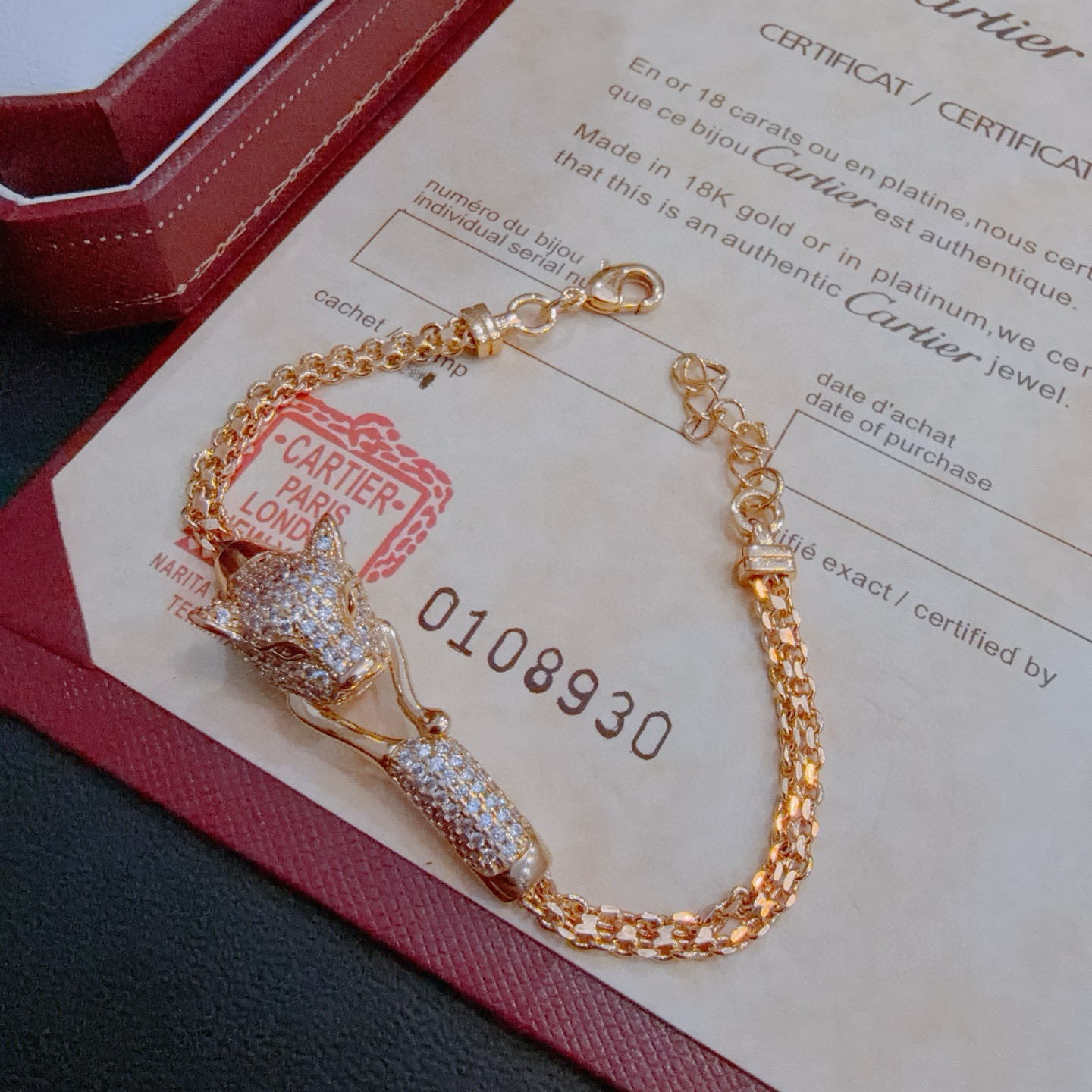 Cartier 卡地亚手链V金材质系列 品相完美 细节无敌 那种独特的色泽完全无可挑剔 再缀以 指环外形设计