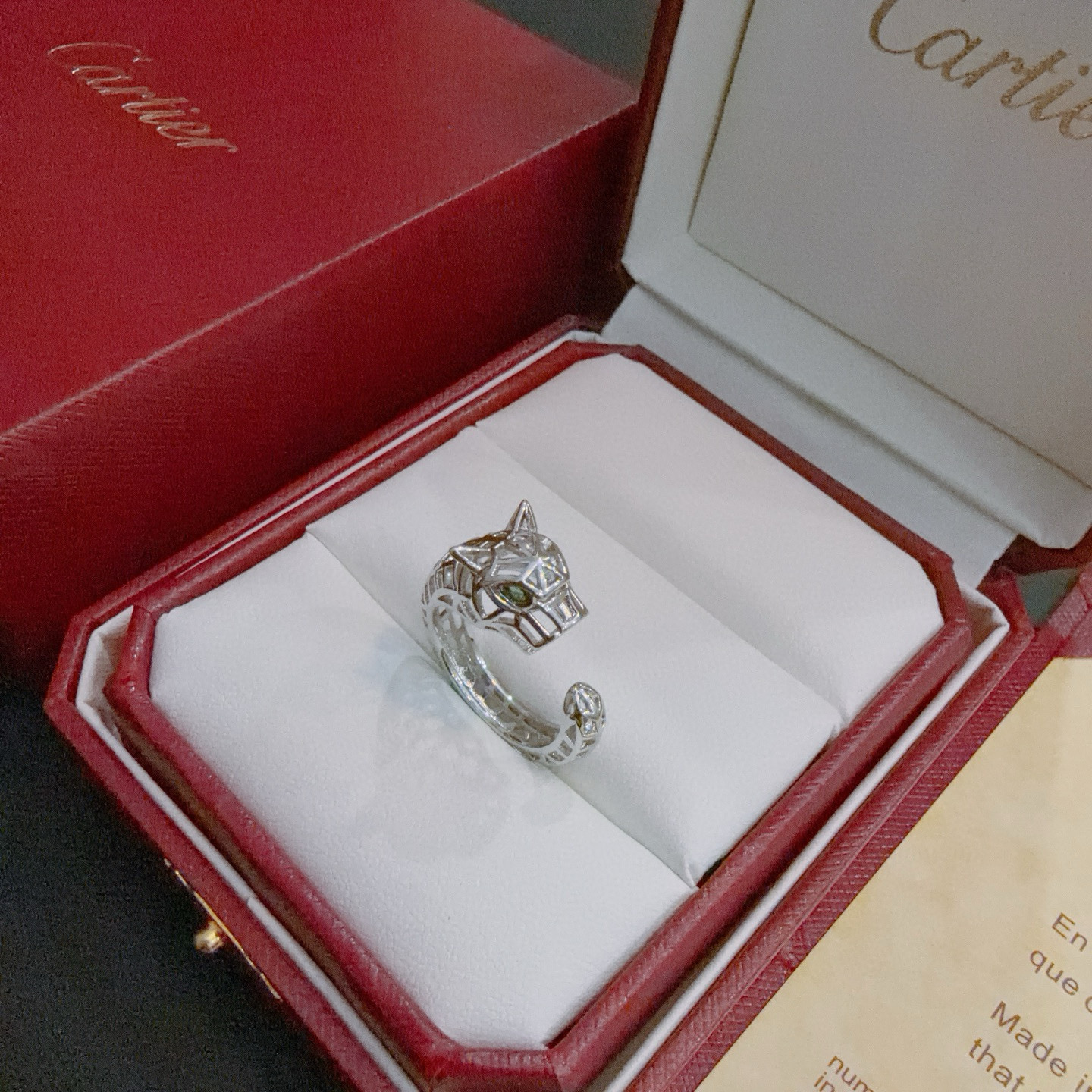 Cartier 卡地亚戒指V金材质系列 品相完美 细节无敌 那种独特的色泽完全无可挑剔 再缀以 指环外形设计