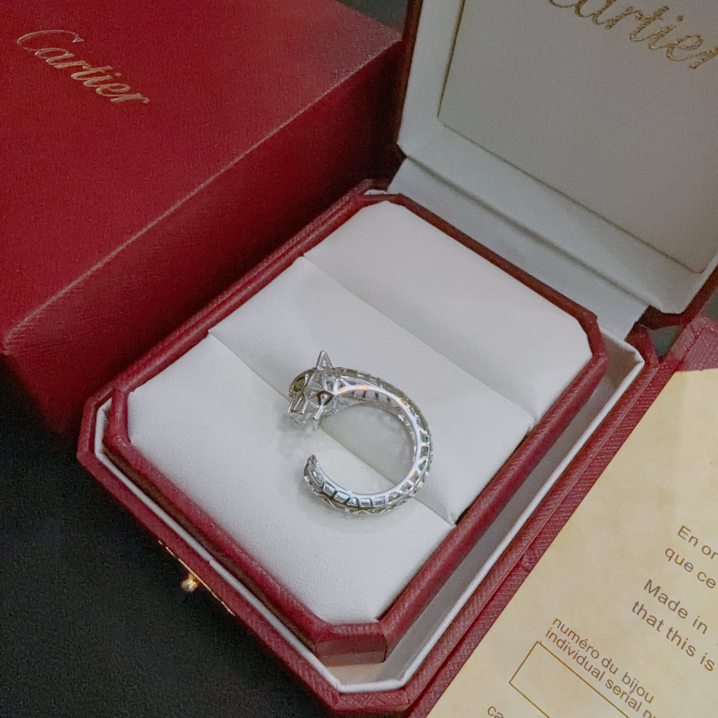 Cartier 卡地亚戒指V金材质系列 品相完美 细节无敌 那种独特的色泽完全无可挑剔 再缀以 指环外形设计