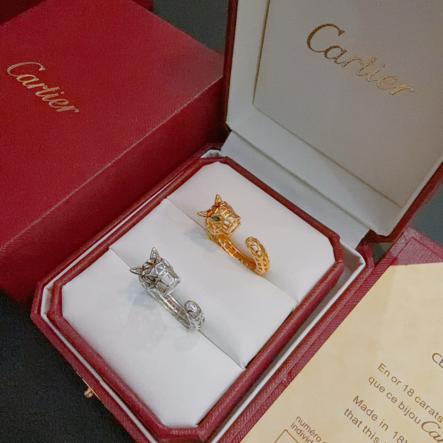 Cartier 卡地亚戒指V金材质系列 品相完美 细节无敌 那种独特的色泽完全无可挑剔 再缀以 指环外形设计