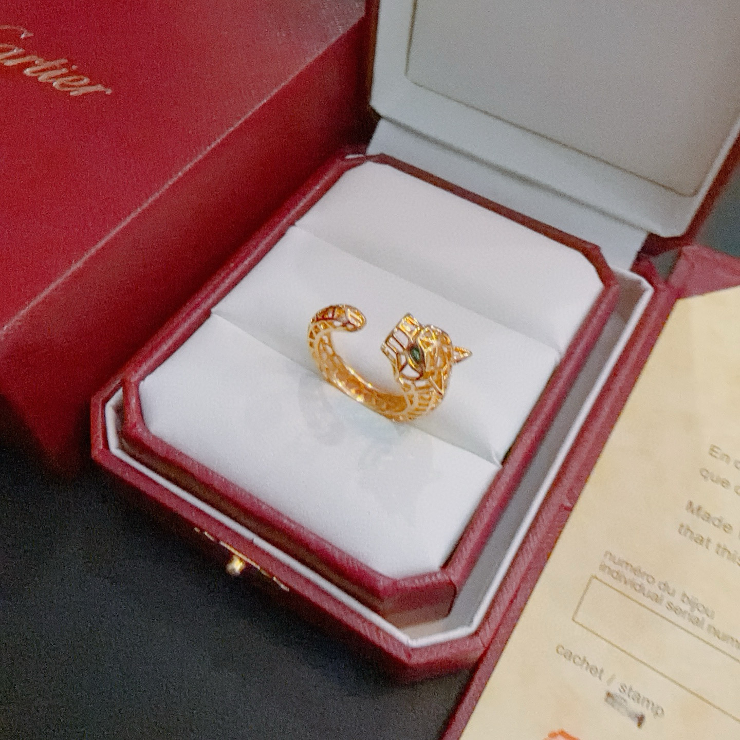 Cartier 卡地亚戒指V金材质系列 品相完美 细节无敌 那种独特的色泽完全无可挑剔 再缀以 指环外形设计