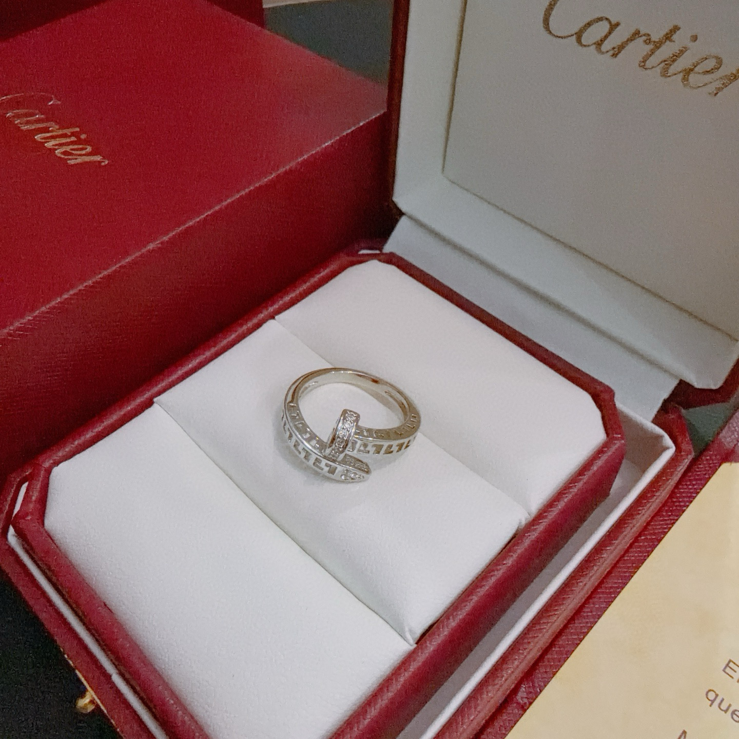 Cartier 卡地亚戒指V金材质系列 品相完美 细节无敌 那种独特的色泽完全无可挑剔 再缀以 指环外形设计