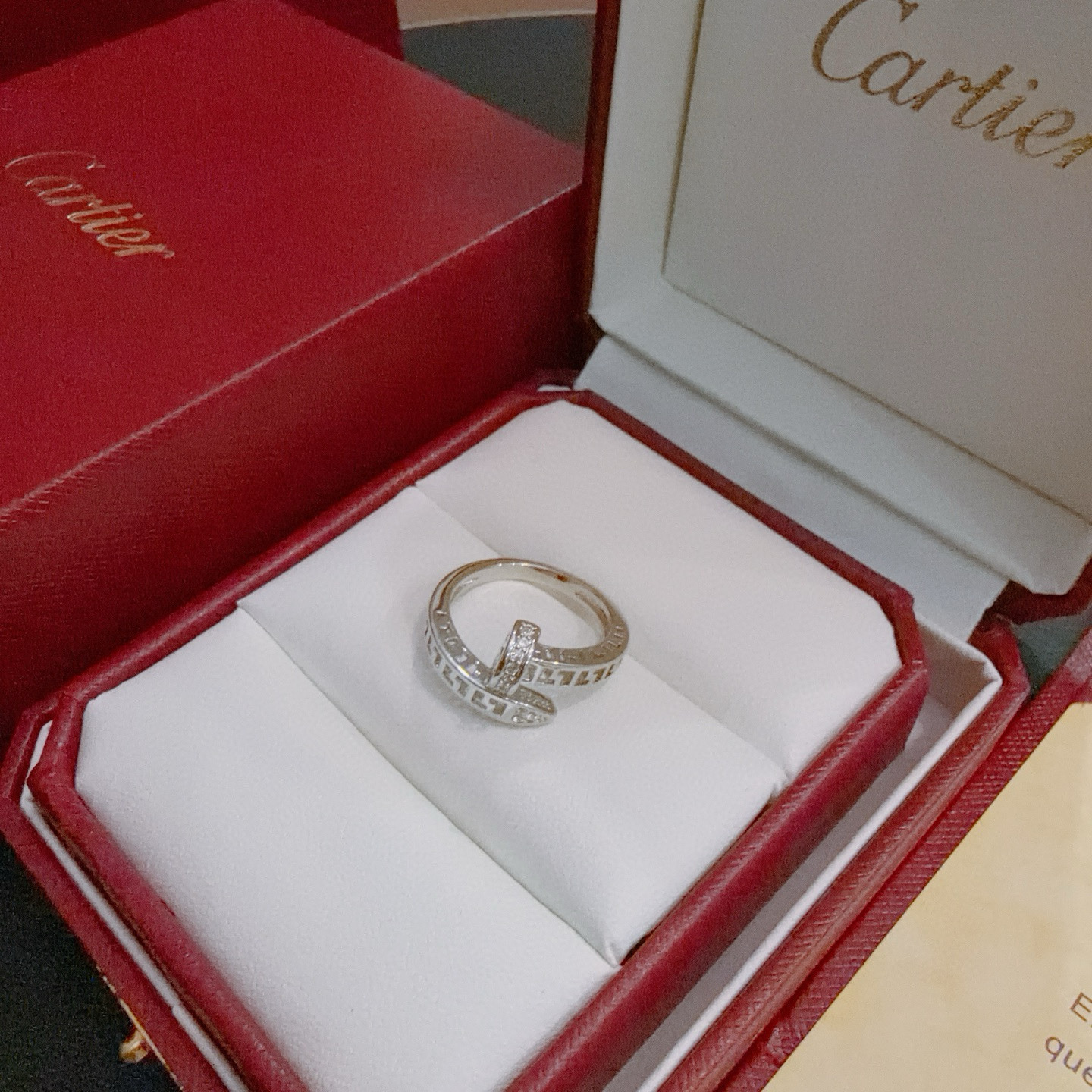 Cartier 卡地亚戒指V金材质系列 品相完美 细节无敌 那种独特的色泽完全无可挑剔 再缀以 指环外形设计
