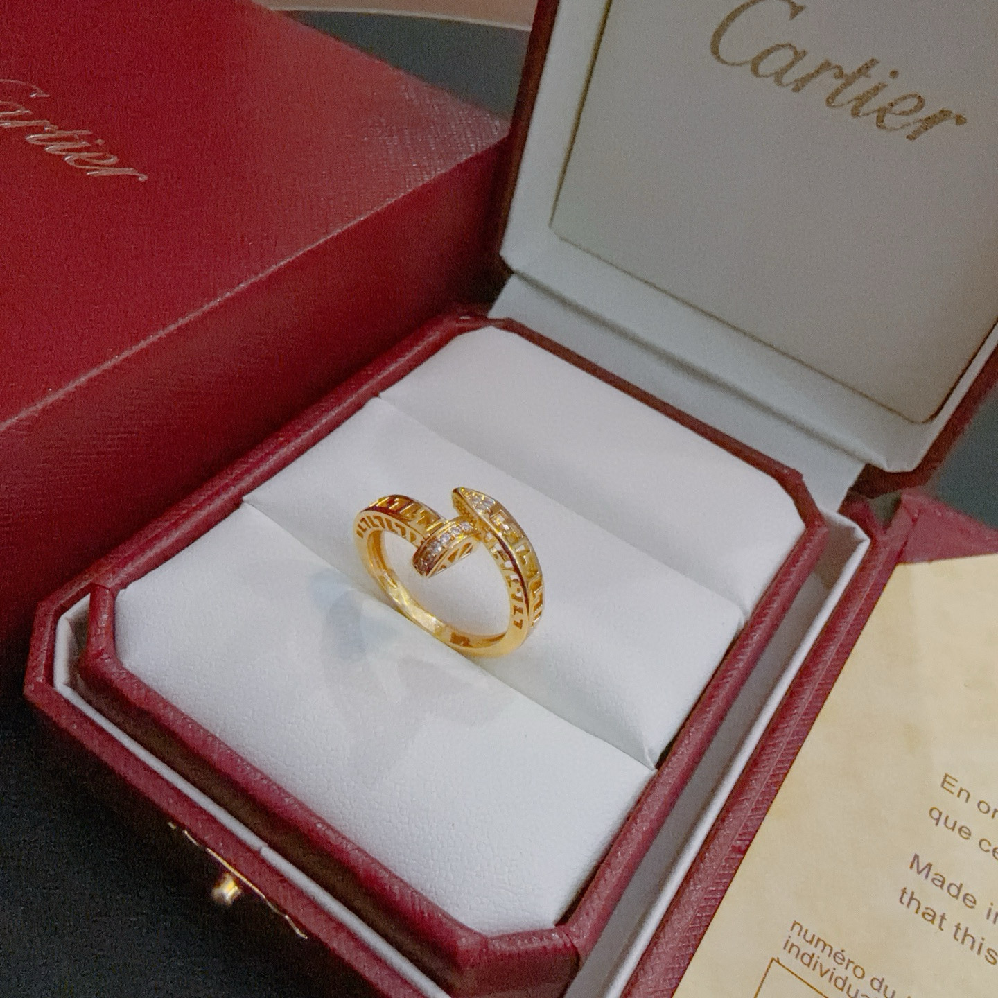 Cartier 卡地亚戒指V金材质系列 品相完美 细节无敌 那种独特的色泽完全无可挑剔 再缀以 指环外形设计