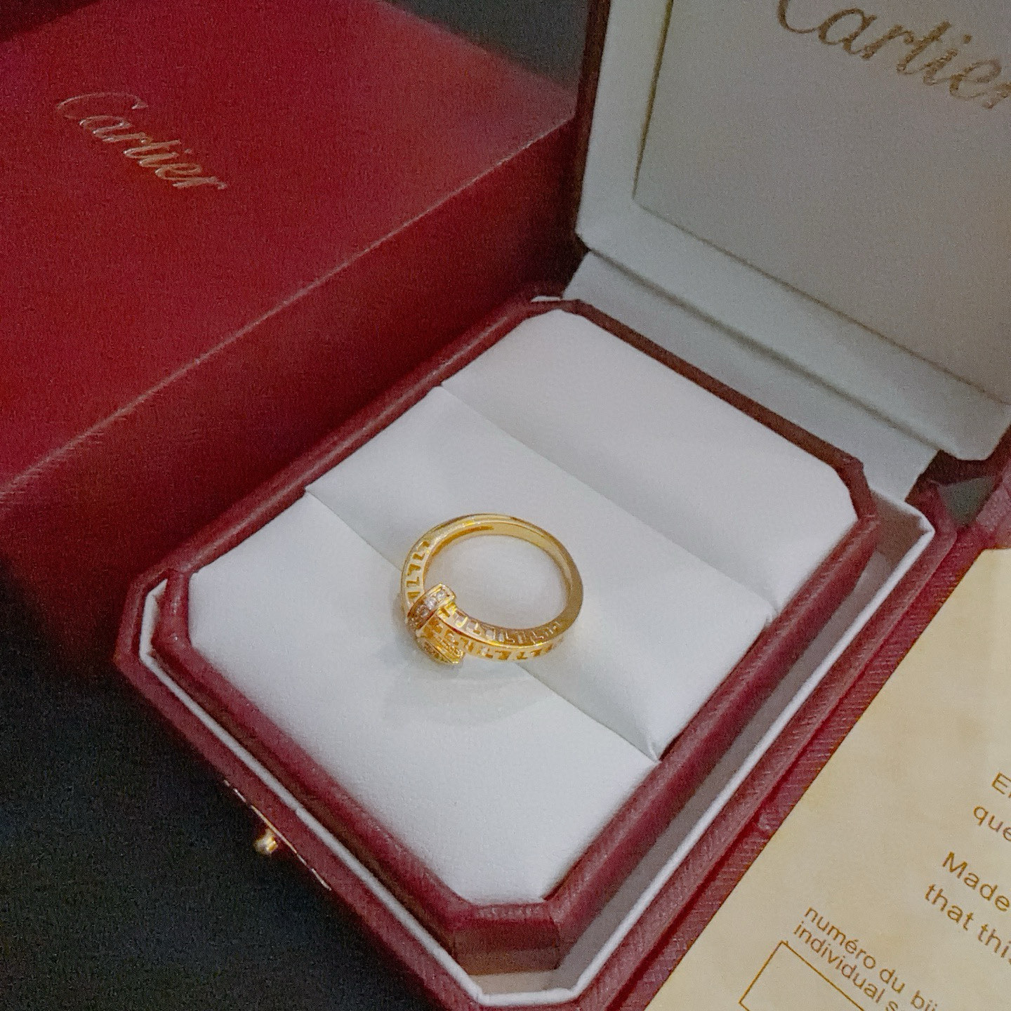Cartier 卡地亚戒指V金材质系列 品相完美 细节无敌 那种独特的色泽完全无可挑剔 再缀以 指环外形设计