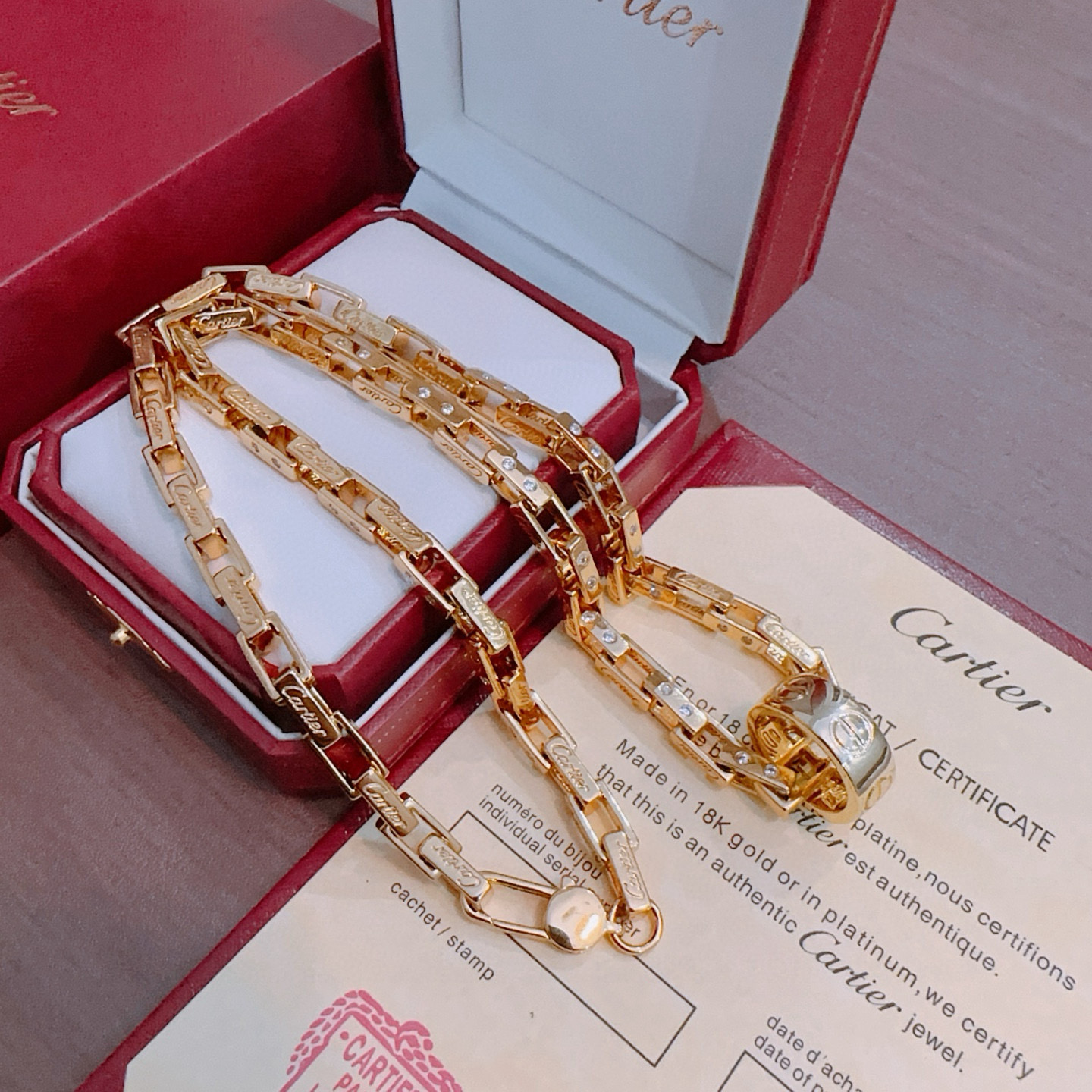 Cartier 新款带钻卡地亚项链V金材质系列 品相完美 细节无敌 那种独特的色泽完全无可挑剔 再缀以 指环外形设计