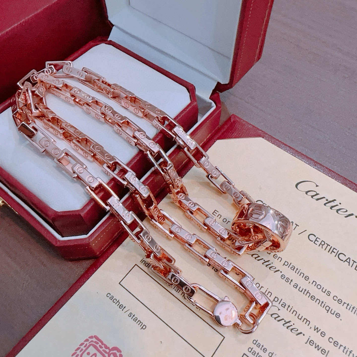 Cartier 新款带钻卡地亚项链V金材质系列 品相完美 细节无敌 那种独特的色泽完全无可挑剔 再缀以 指环外形设计