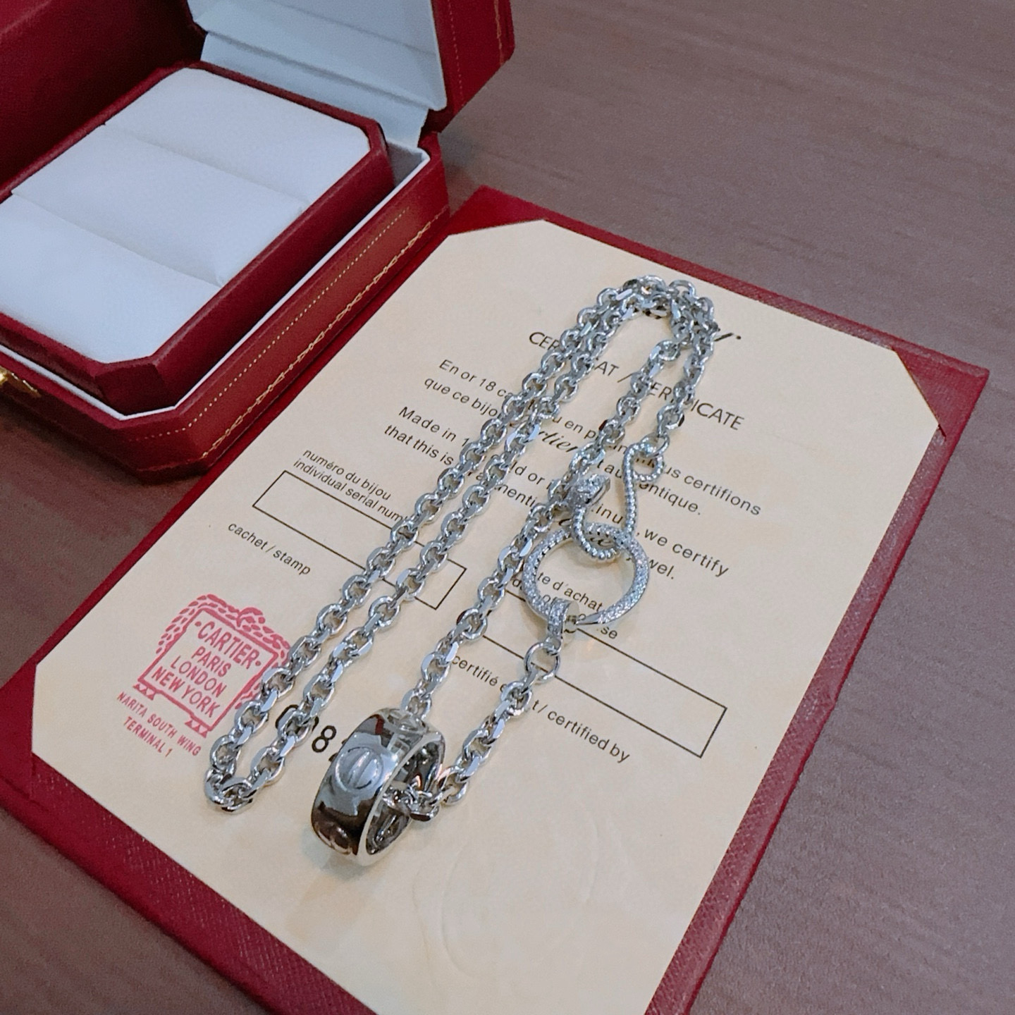 Cartier 新款带钻卡地亚项链V金材质系列 品相完美 细节无敌 那种独特的色泽完全无可挑剔 再缀以 指环外形设计