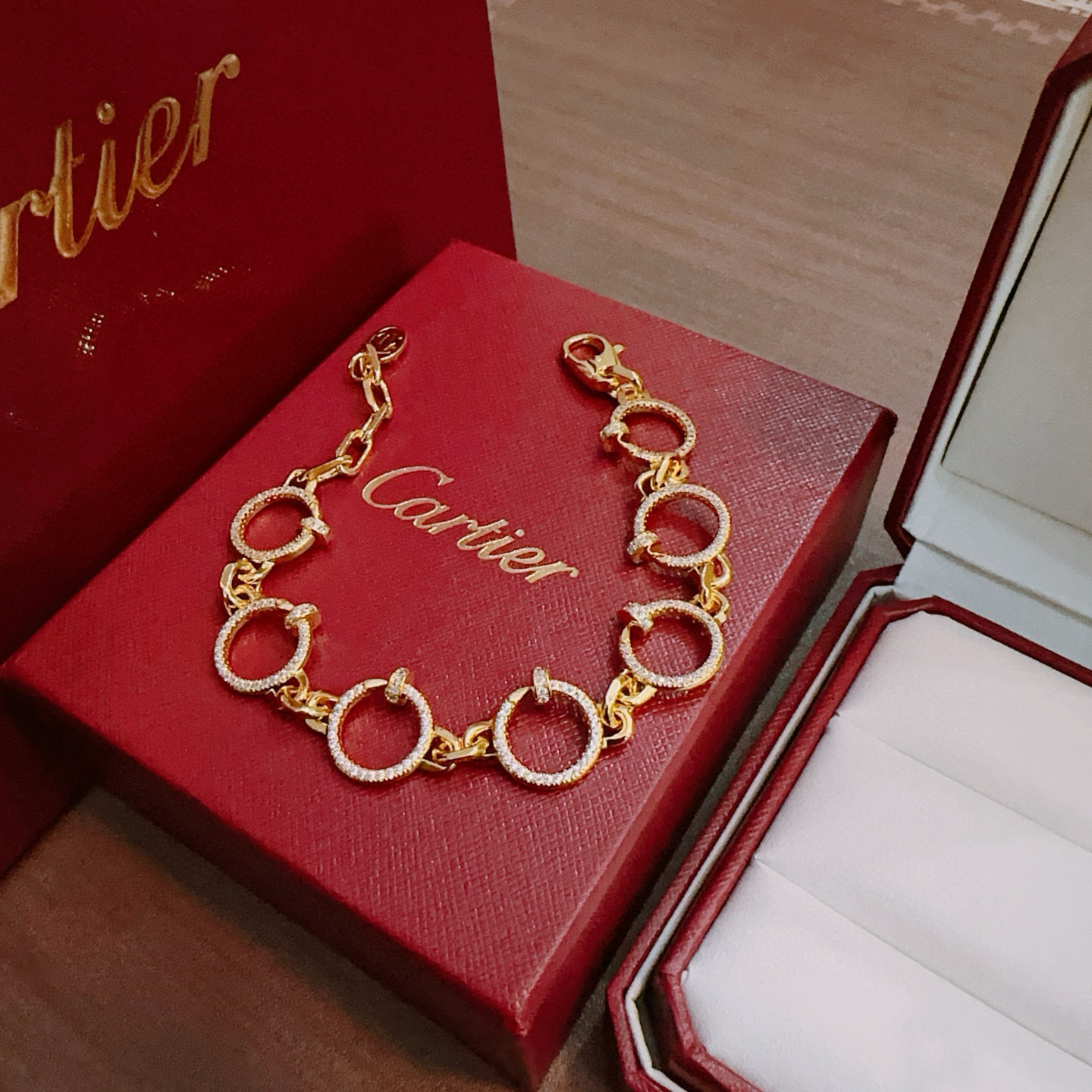 Cartier 新款卡地亚手链V金材质系列 品相完美 细节无敌 那种独特的色泽完全无可挑剔 再缀以 指环外形设计