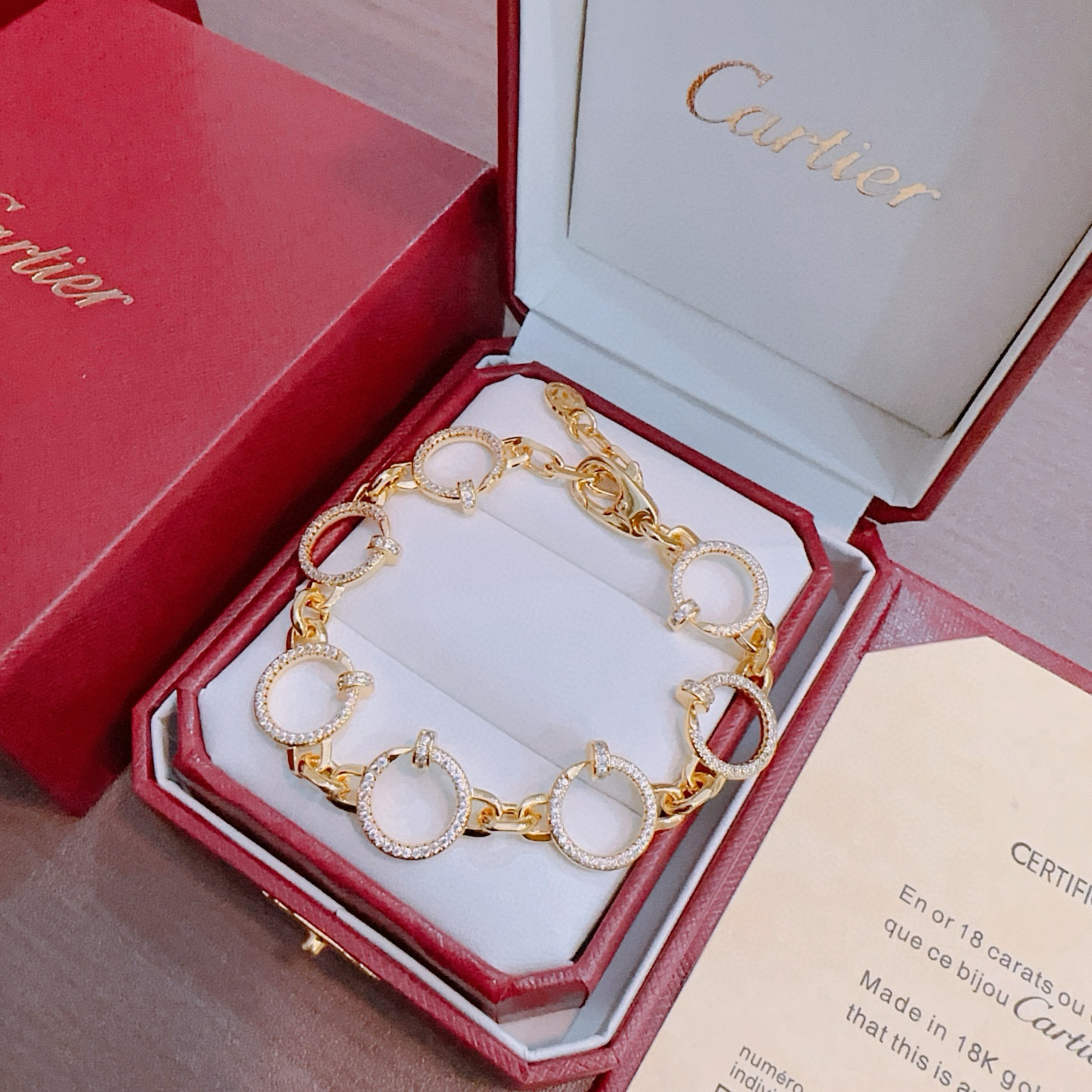 Cartier 新款卡地亚手链V金材质系列 品相完美 细节无敌 那种独特的色泽完全无可挑剔 再缀以 指环外形设计