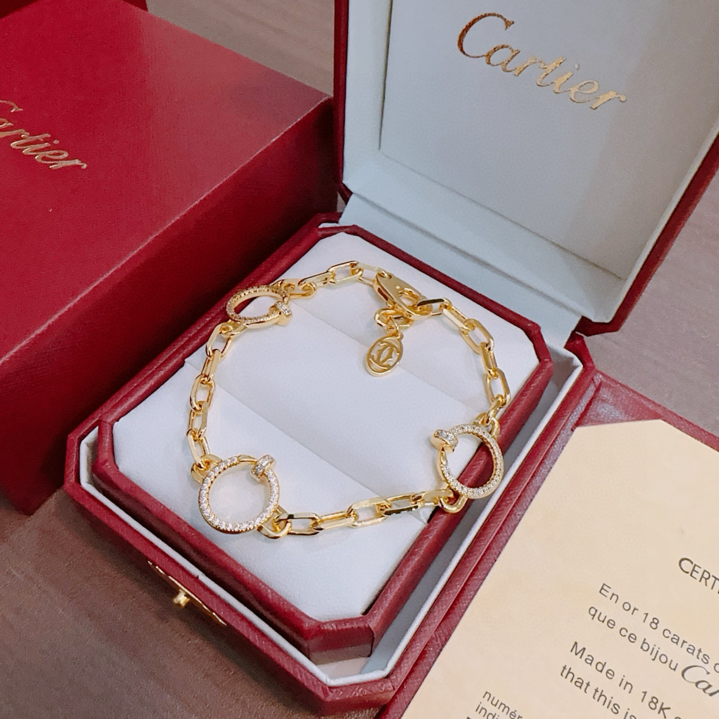 Cartier 新款卡地亚手链V金材质系列 品相完美 细节无敌 那种独特的色泽完全无可挑剔 再缀以 指环外形设计