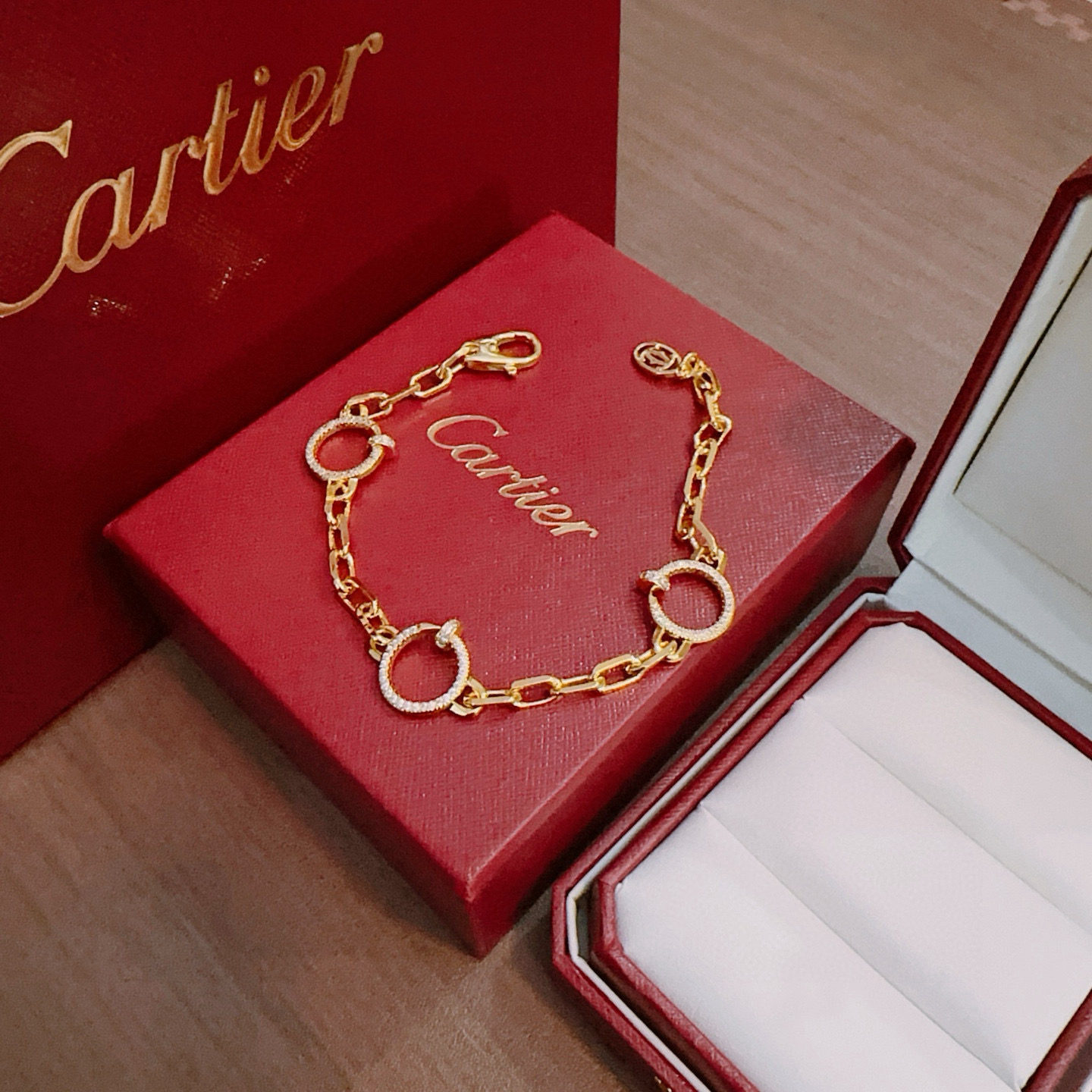 Cartier 新款卡地亚手链V金材质系列 品相完美 细节无敌 那种独特的色泽完全无可挑剔 再缀以 指环外形设计