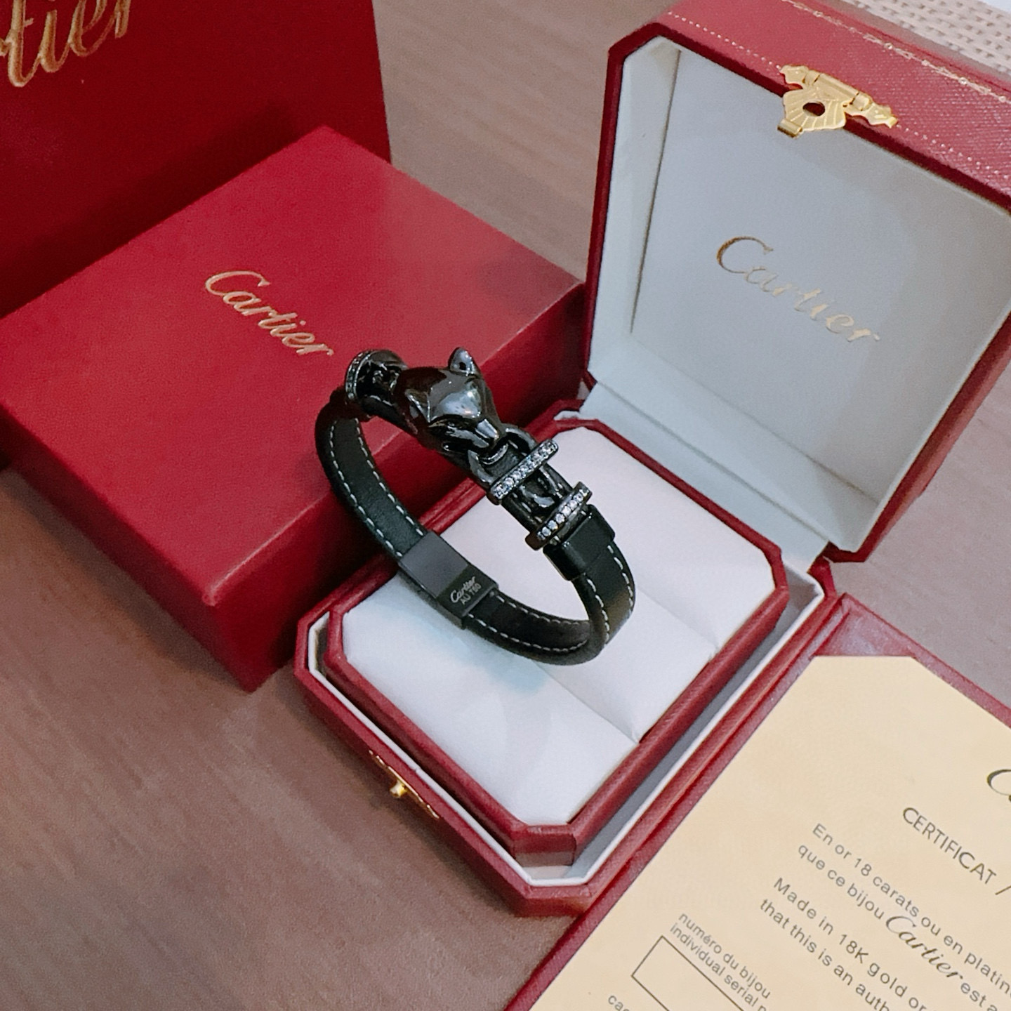 Cartier 卡地亚手链手镯V金牛皮材质系列 品相完美 细节无敌 那种独特的色泽完全无可挑剔 再缀以 指环外形设计