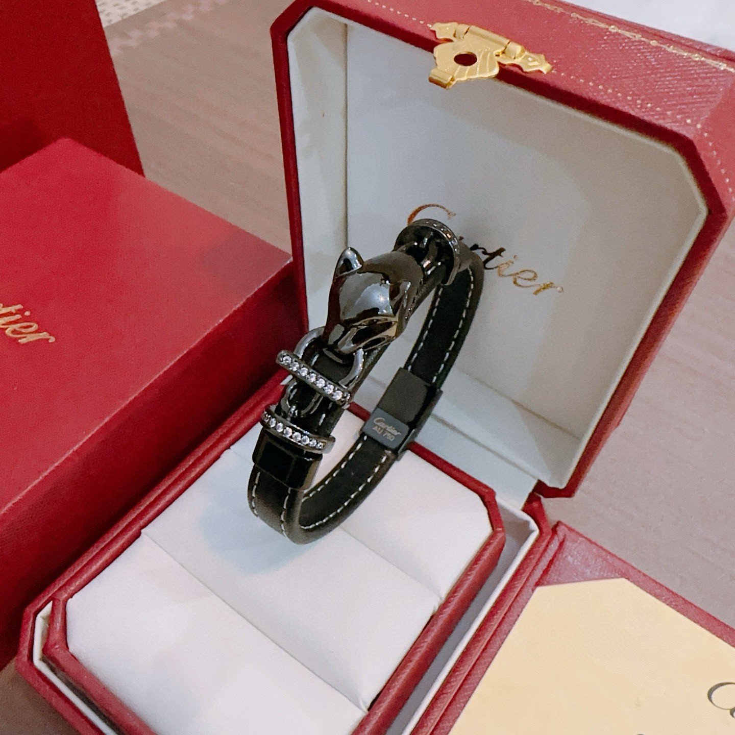 NO:763159,Cartier Bracelet Bracelet V gold cowhide material series is in perfect condition, with unparalleled details. The unique color is completely impeccable, and is decorated with a classic ring shape design. It is simple yet elegant and eye-catching. The pure handmade combination of V gold is more elegant and elegant. Same style for men and women. Cartier bracelet, jewelry boutique, cartier, bracelet, bracelet, cowhide19860909卡地亚手链手镯V金牛皮材质系列 品相完美,细节无敌,那种独特的色泽完全无可挑剔,再缀以经典指环外形设计,简约之余却又优雅夺目,V金纯手工的组合更显气色,上手雅致动人.男女同款 卡地亚手链,饰品精品,cartier,bracelet,bracelet,cowhide,Jewelry