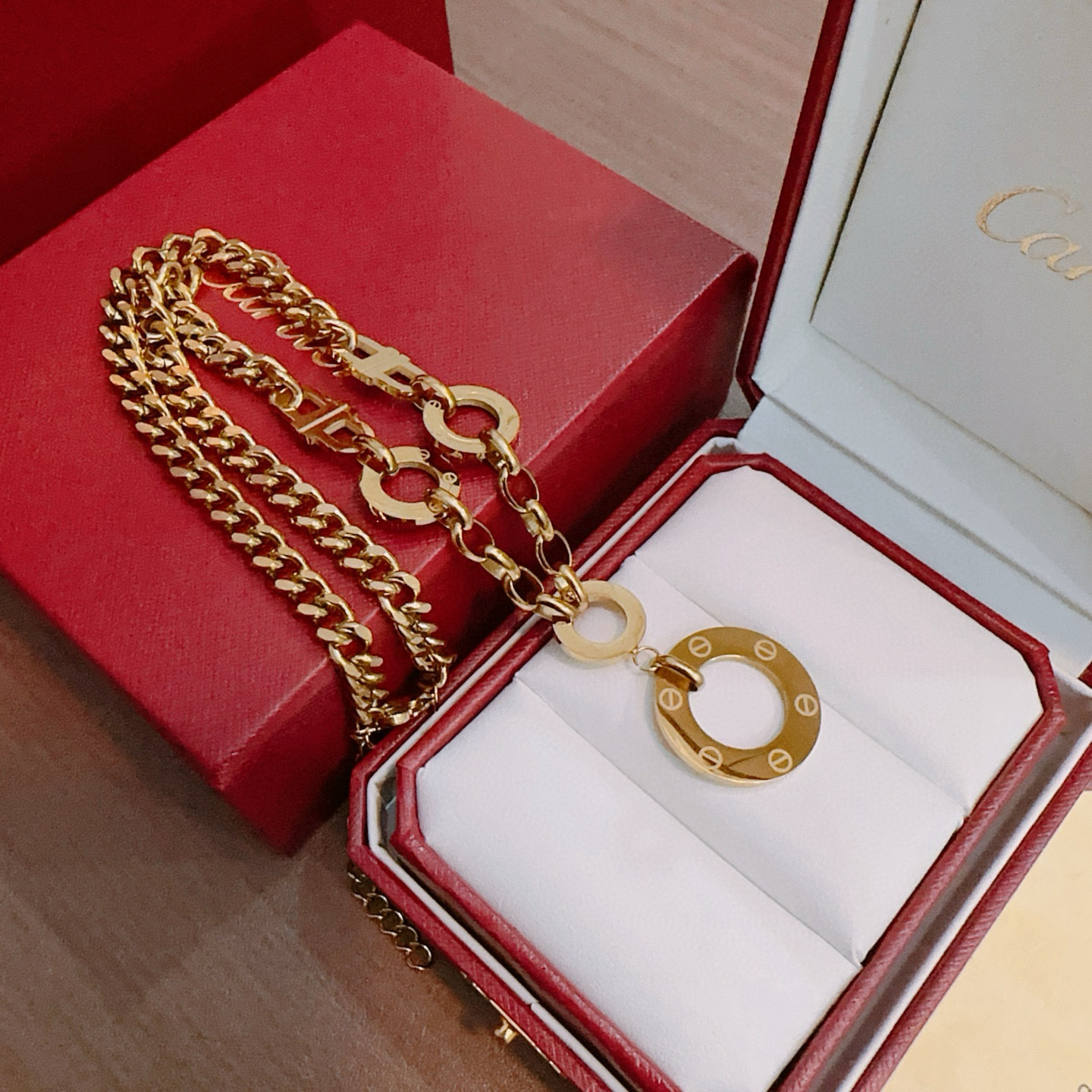 Cartier 项链 新款卡地亚套装项链耳环手链戒指（泰钢材质）系列 那种独特的色泽完全无可挑剔