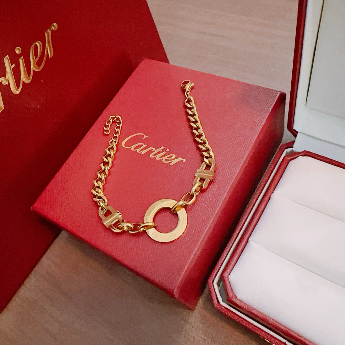 Cartier 手链新款卡地亚套装项链耳环手链戒指（泰钢材质）系列 那种独特的色泽完全无可挑剔 再缀以 指环外形设计