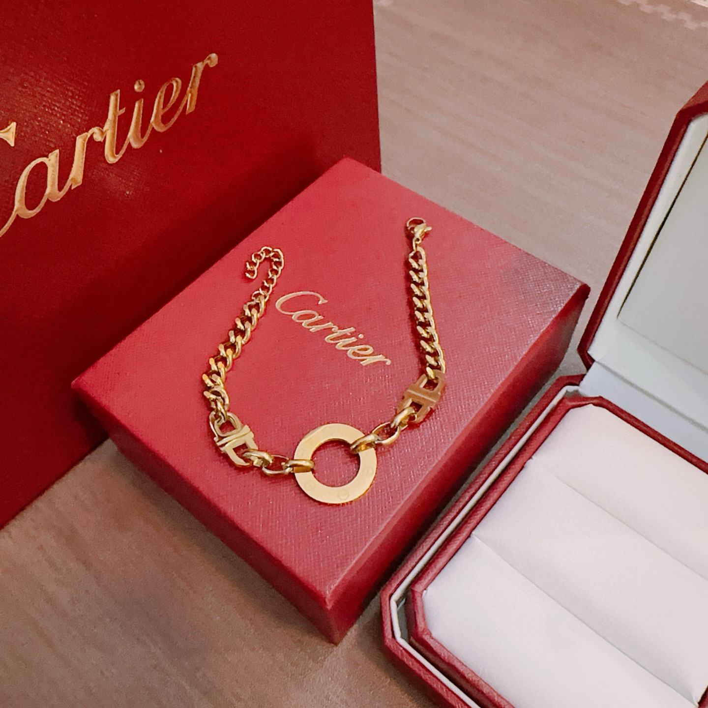 Cartier 手链新款卡地亚套装项链耳环手链戒指（泰钢材质）系列 那种独特的色泽完全无可挑剔 再缀以 指环外形设计