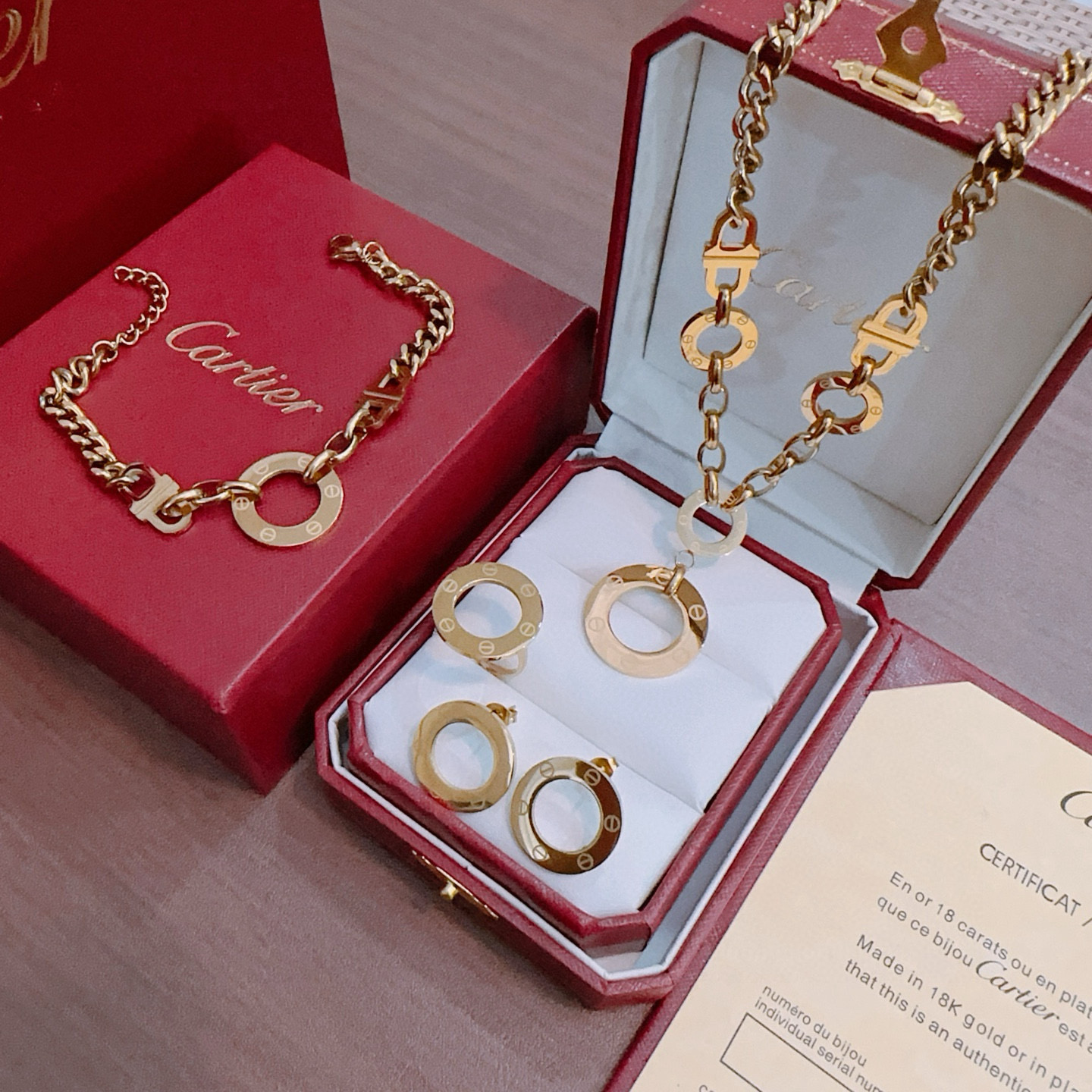 Cartier 耳环新款卡地亚套装项链耳环手链戒指（泰钢材质）系列 那种独特的色泽完全无可挑剔 再缀以 指环外形设计