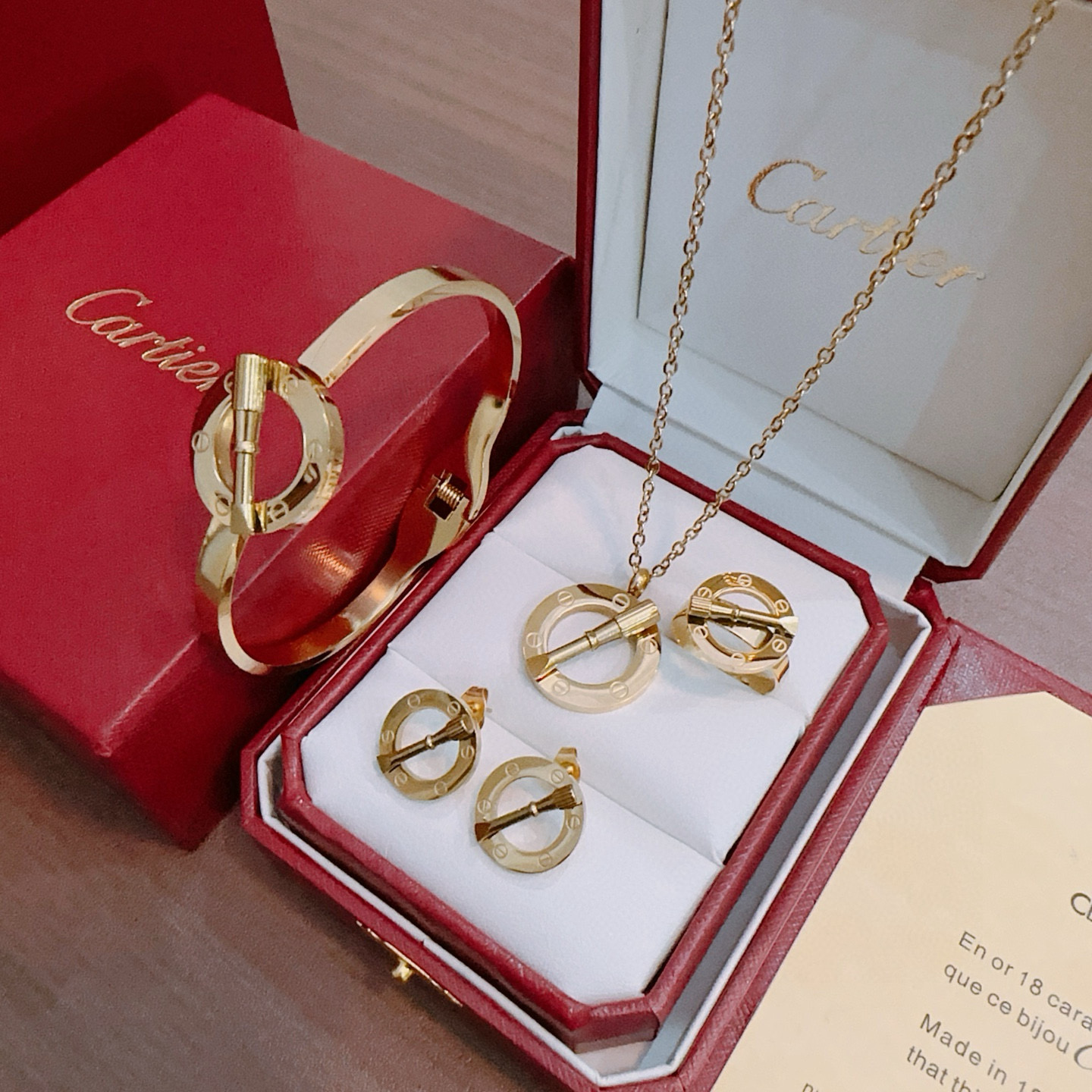 Cartier 戒指新款卡地亚套装项链耳环手链戒指（泰钢材质）系列 那种独特的色泽完全无可挑剔 再缀以 指环外形设计