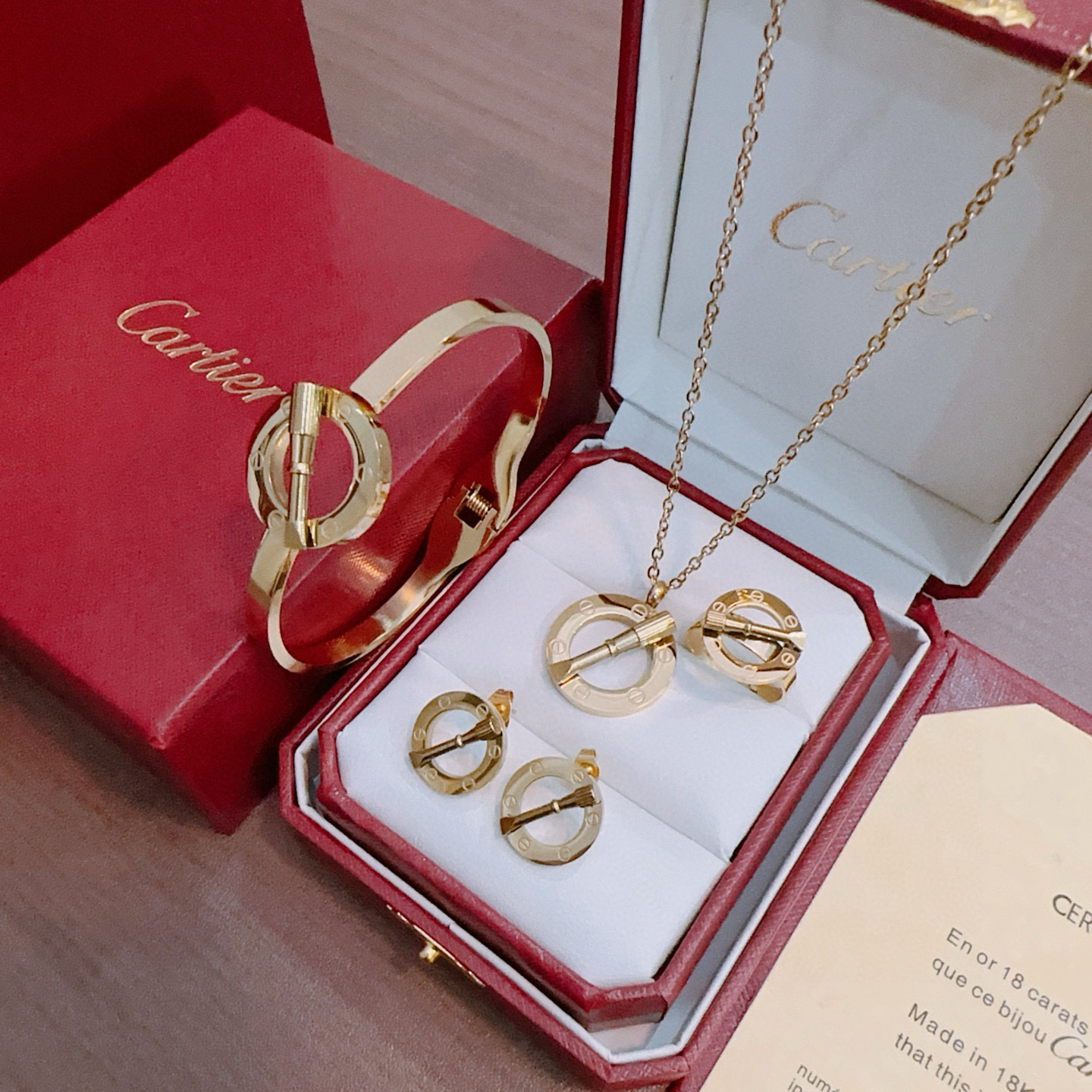 Cartier 耳环新款卡地亚套装项链耳环手链戒指（泰钢材质）系列 那种独特的色泽完全无可挑剔 再缀以 指环外形设计