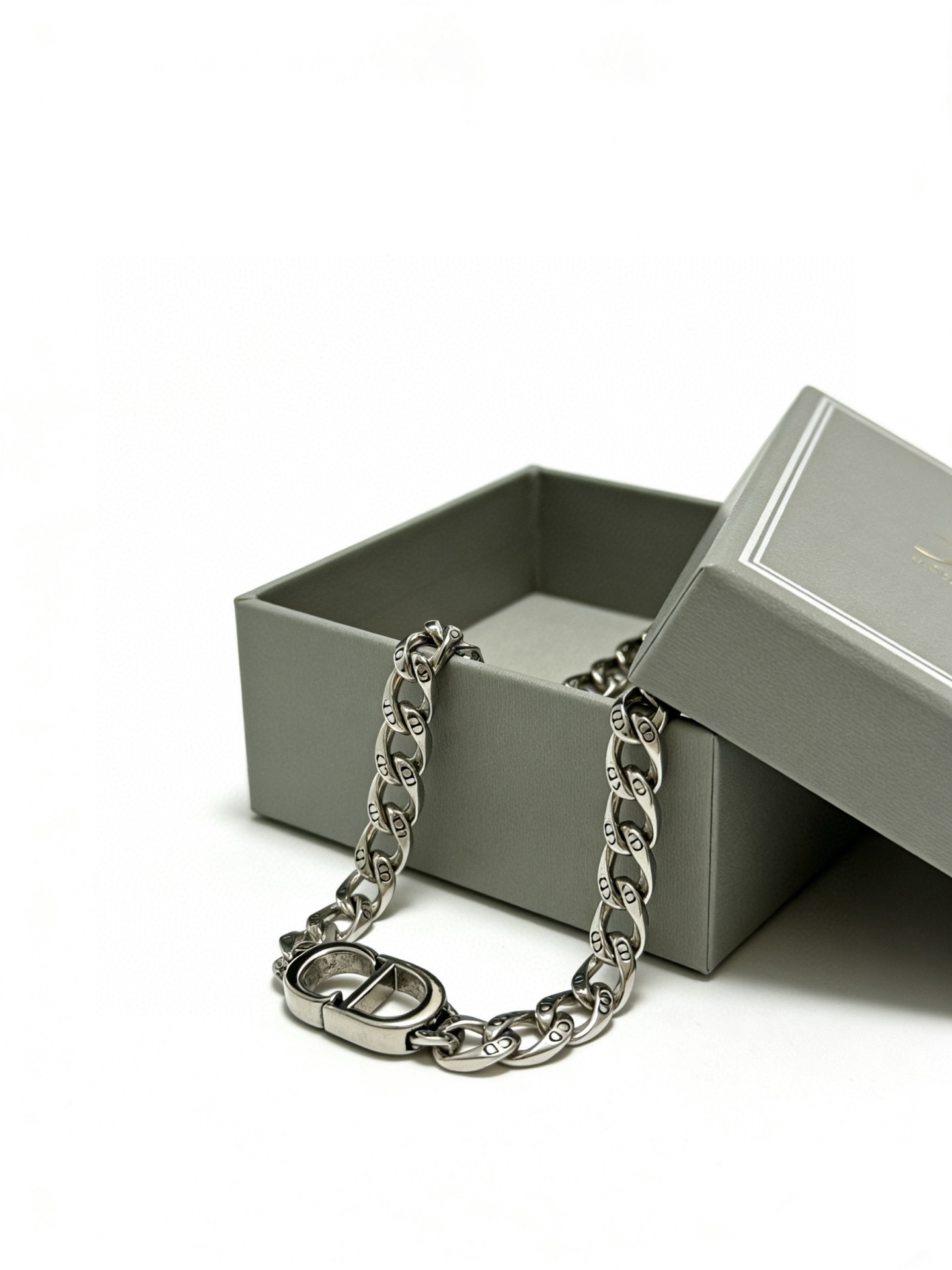 NO:763156,DIOR's new high-quality Dior bracelet original item counter new open mold retro trendy fashion must-have. Can be worn by both men and women. The same style for couples. Rock punk Thai silver style. Retro elements. Trendy and versatile. The same necklace on the official website. The latest chain has a higher grade. Celebrity classic bracelet. Cuban chain series. Retro silver bracelet. Chain length and code number: 22cm, 20cm and 18cm. The length can be changed. The details are distressed. Non-market glossy version. This one has been released. The best-selling model in Dior.  Very easy to match with trendy clothes, fine jewelry, dior, dior, necklace, bracelet19860909DIOR新款高品质迪奥手链原单货专柜新款开模复古潮流时尚必备 男女均可佩戴 情侣款同款 摇滚朋克泰银风格 复古元素 潮流百搭 官网同款项链最新款链条档次更高明星经典款手链古巴链系列复古银手链 链长码数22cm20cm18cm可改长度 细节对版做旧处理 非市面亮面版型 这款一直在出 迪奥里面热卖款 非常好搭配潮流衣服,饰品精品,dior,dior,necklace,bracelet,Jewelry