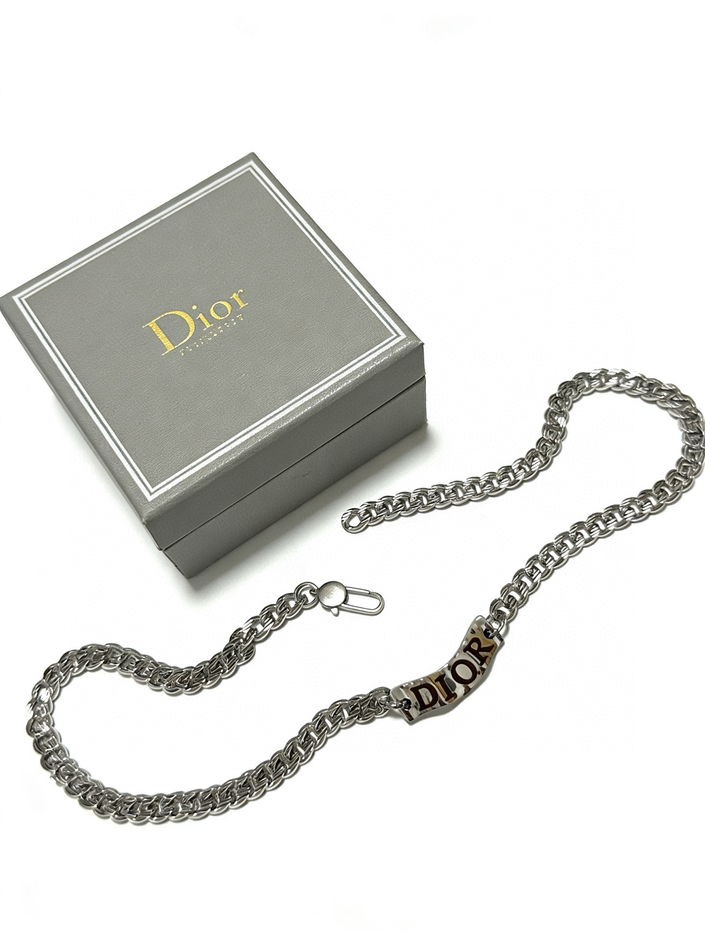 NO:763158,DIOR's new high-quality Dior necklace original item counter new open mold retro trendy fashion must-have. Can be worn by both men and women. The same style for couples. Rock punk Thai silver style. Retro elements. Trendy and versatile. The same necklace from the official website. The latest chain has a higher grade. Celebrity classic bracelet, Cuban chain series, retro silver necklace. Details are distressed. Not available in the market. Glossy version. This one has been out. Dior's best-selling style. Very good match with trendy clothes, jewelry boutiques, dior, dior, necklace, bracelet.19860909DIOR新款高品质迪奥项链原单货专柜新款开模复古潮流时尚必备 男女均可佩戴 情侣款同款 摇滚朋克泰银风格 复古元素 潮流百搭 官网同款项链最新款链条档次更高明星经典款手链古巴链系列复古银项链 细节对版做旧处理 非市面亮面版型 这款一直在出 迪奥里面热卖款 非常好搭配潮流衣服,饰品精品,dior,dior,necklace,bracelet,Jewelry
