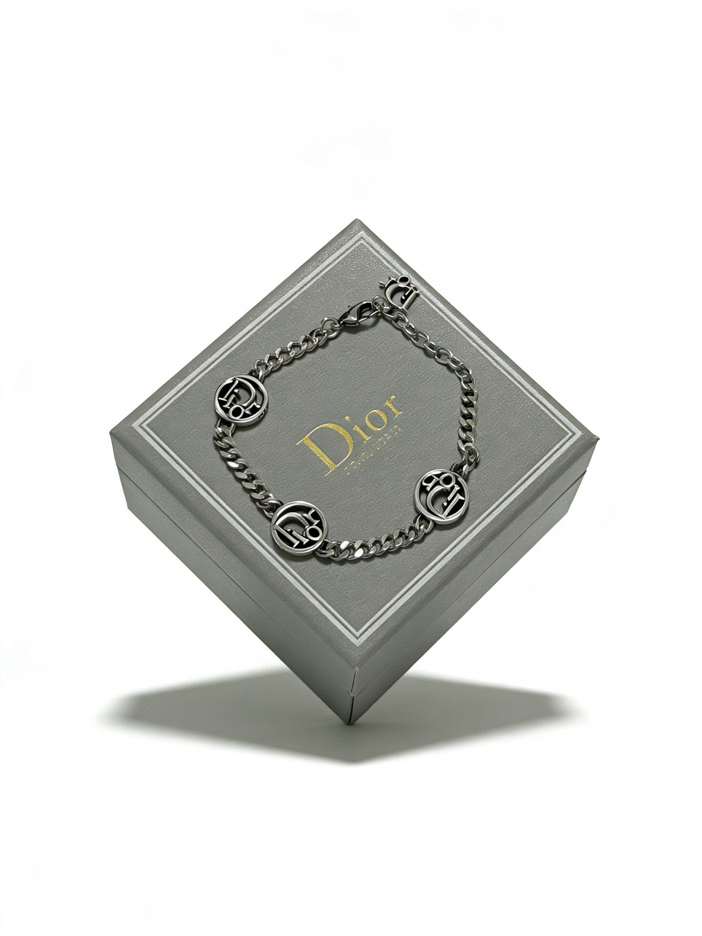 NO:763160,DIOR's new high-quality Dior bracelet original item counter new open mold retro trendy fashion must-have. Can be worn by both men and women. The same style for couples. Rock punk Thai silver style. Retro elements. Trendy and versatile. The same necklace on the official website. The latest chain has a higher grade. Celebrity classic bracelet. Cuban chain series. Retro silver bracelet. Chain length and code number: 22cm, 20cm and 18cm. The length can be changed. The details are distressed. Non-market glossy version. This one has been released. The best-selling model in Dior.  Very easy to match with trendy clothes, fine jewelry, dior, dior, necklace, bracelet19860909DIOR新款高品质迪奥手链原单货专柜新款开模复古潮流时尚必备 男女均可佩戴 情侣款同款 摇滚朋克泰银风格 复古元素 潮流百搭 官网同款项链最新款链条档次更高明星经典款手链古巴链系列复古银手链 链长码数22cm20cm18cm可改长度 细节对版做旧处理 非市面亮面版型 这款一直在出 迪奥里面热卖款 非常好搭配潮流衣服,饰品精品,dior,dior,necklace,bracelet,Jewelry