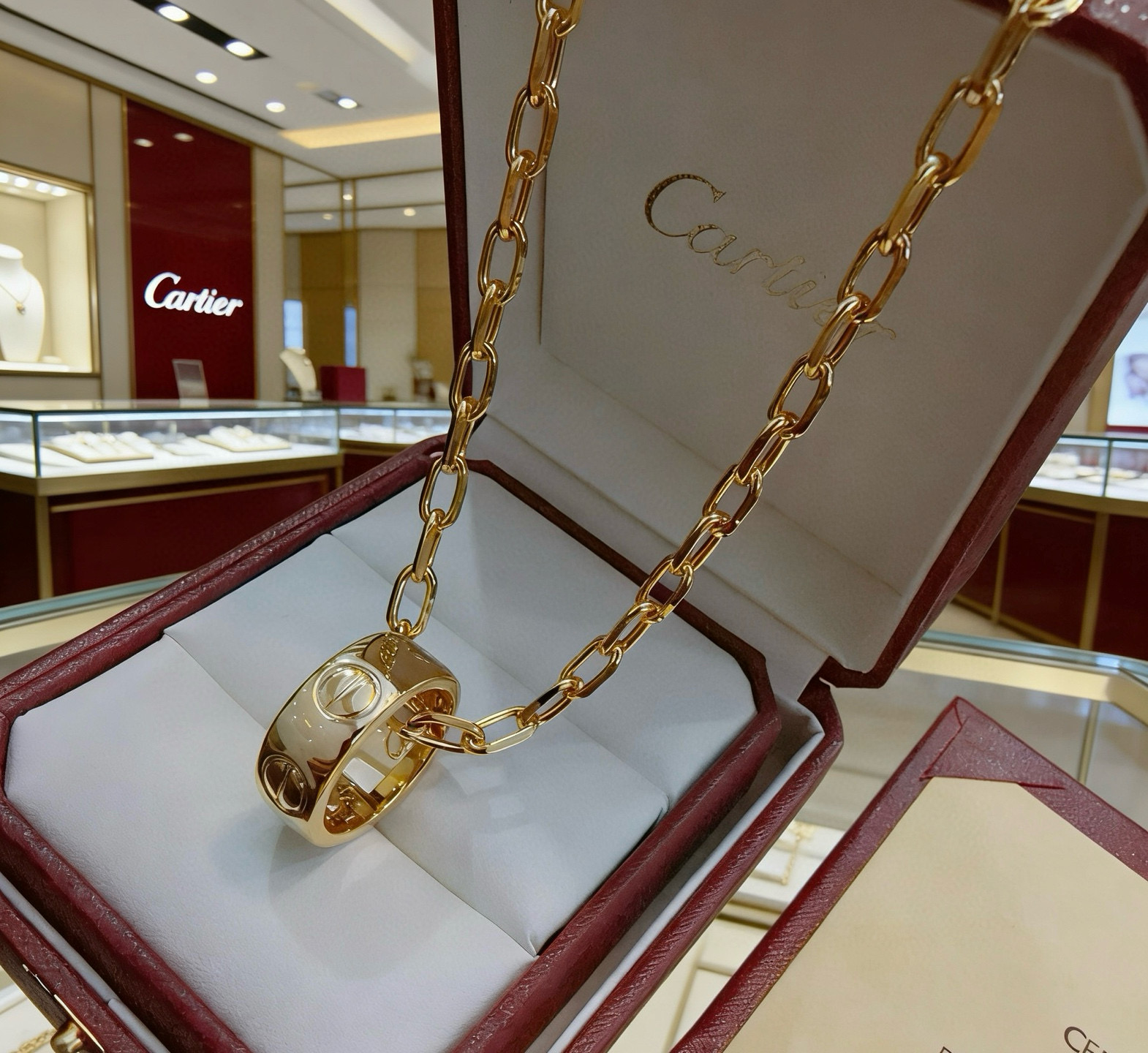 Cartier 新款卡地亚项链V金材质系列 品相完美 细节无敌 那种独特的色泽完全无可挑剔 再缀以 指环外形设计