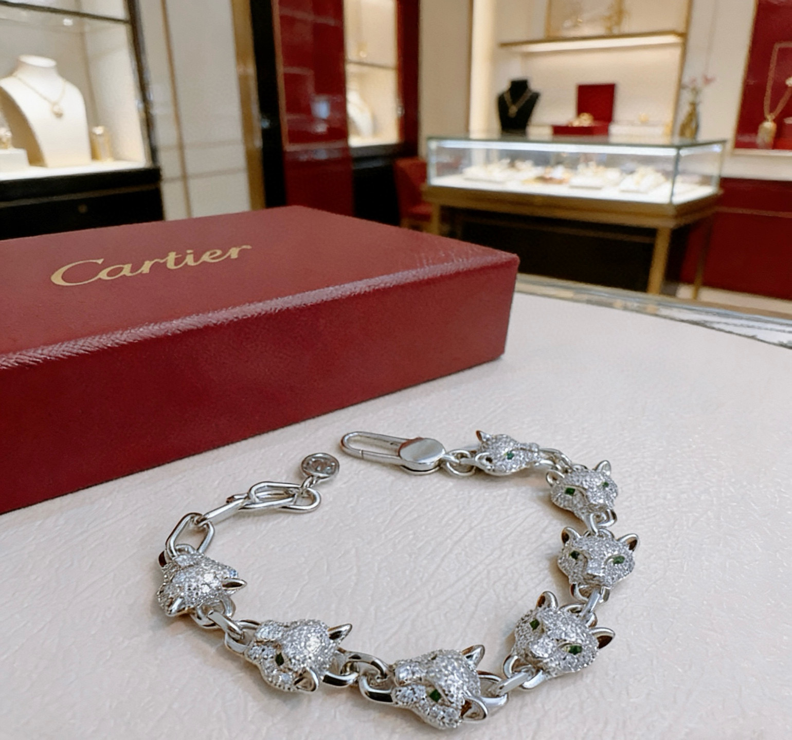 NO:763170,Cartier bracelet bracelet V gold material series, perfect appearance, unparalleled details, the unique color is completely impeccable, and decorated with a classic ring shape design, simple yet elegant and eye-catching, the V gold pure handmade combination is more elegant, elegant and moving. Same style for men and women Cartier bracelet, jewelry boutique, cartier, bracelet, bracelet19860909卡地亚手链手镯V金材质系列 品相完美,细节无敌,那种独特的色泽完全无可挑剔,再缀以经典指环外形设计,简约之余却又优雅夺目,V金纯手工的组合更显气色,上手雅致动人.男女同款 卡地亚手链,饰品精品,cartier,bracelet,bracelet,Jewelry