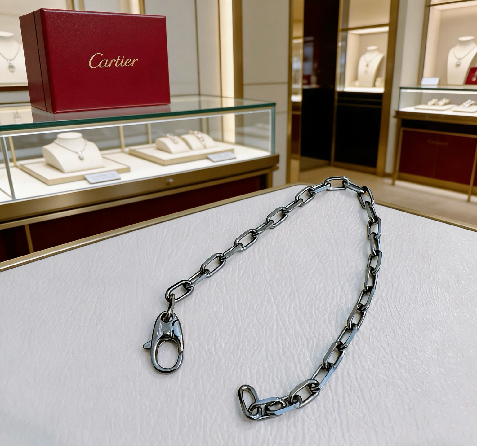 Cartier 卡地亚手链V金材质系列 品相完美 细节无敌 那种独特的色泽完全无可挑剔 再缀以 指环外形设计