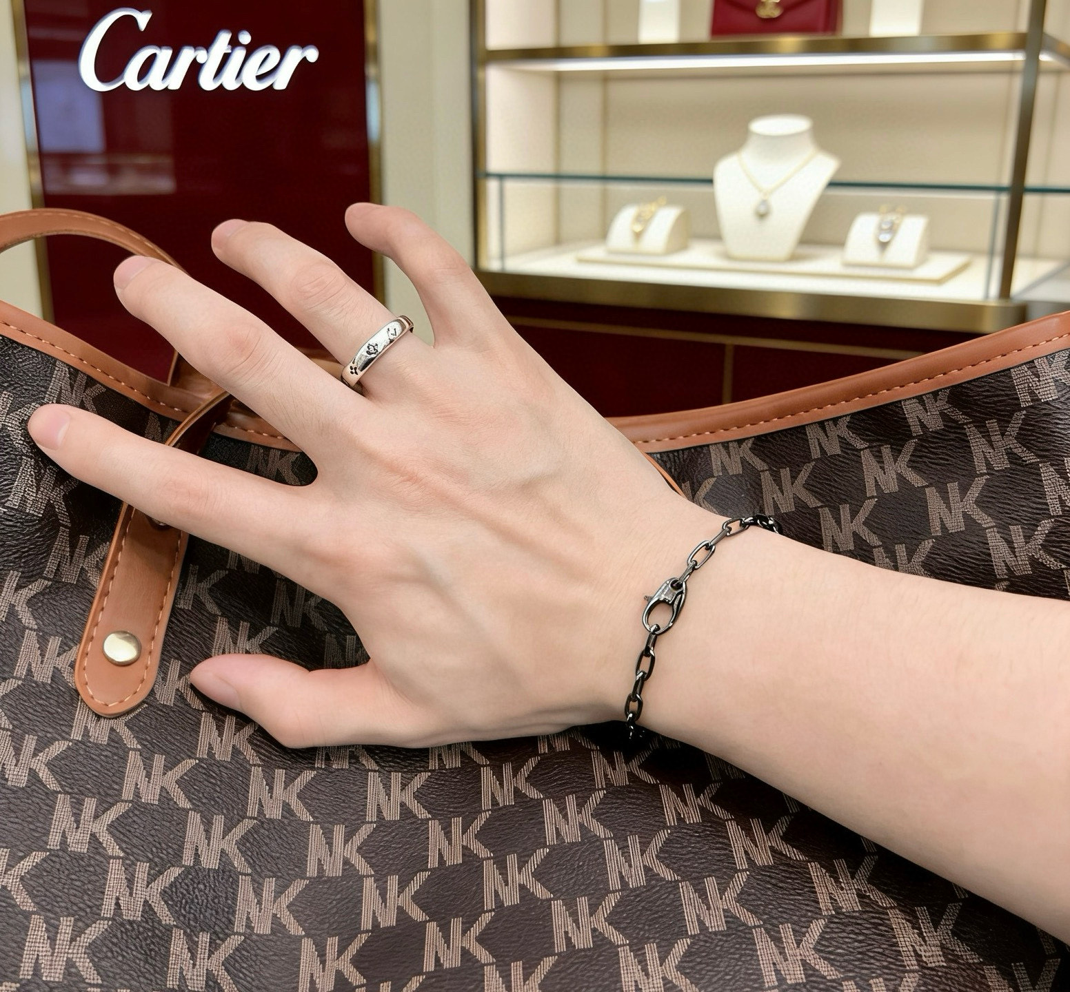 Cartier 卡地亚手链V金材质系列 品相完美 细节无敌 那种独特的色泽完全无可挑剔 再缀以 指环外形设计