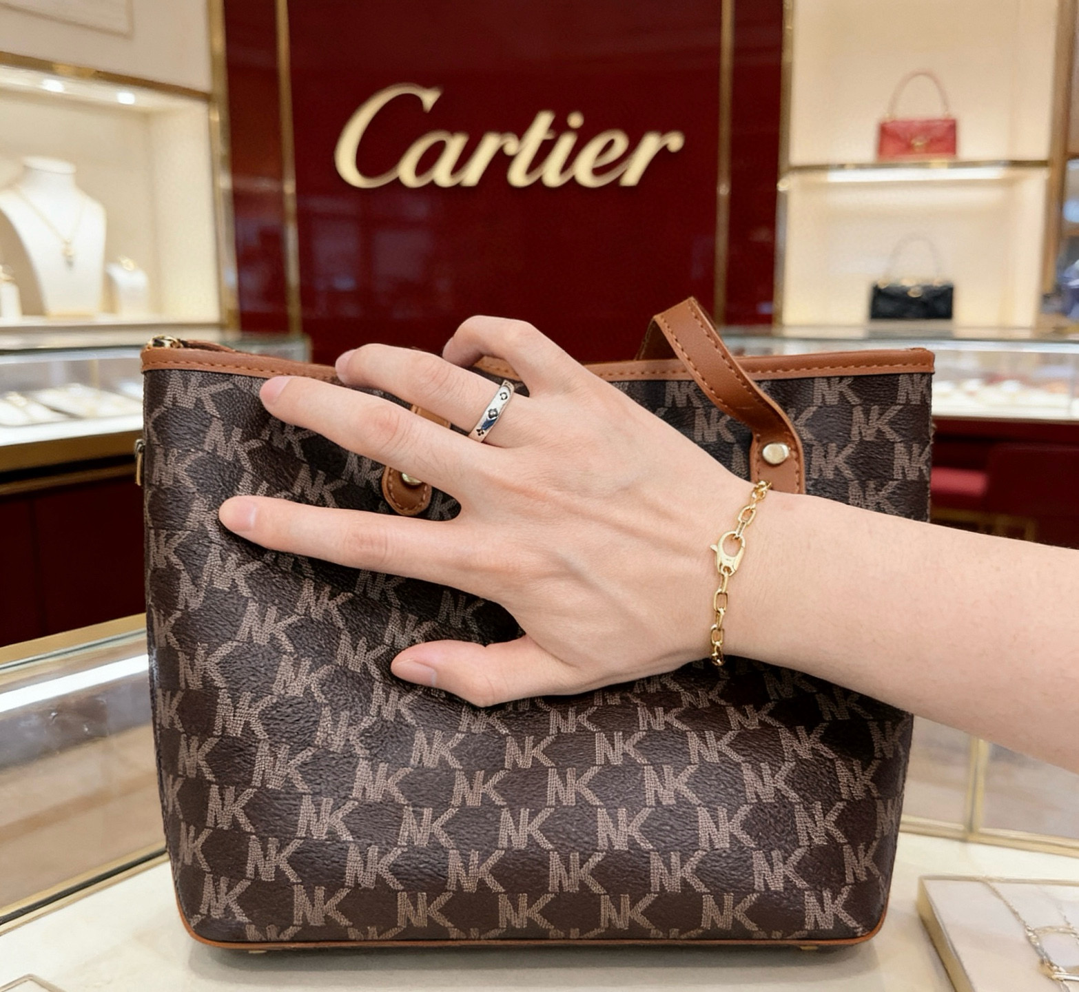 Cartier 卡地亚手链V金材质系列 品相完美 细节无敌 那种独特的色泽完全无可挑剔 再缀以 指环外形设计