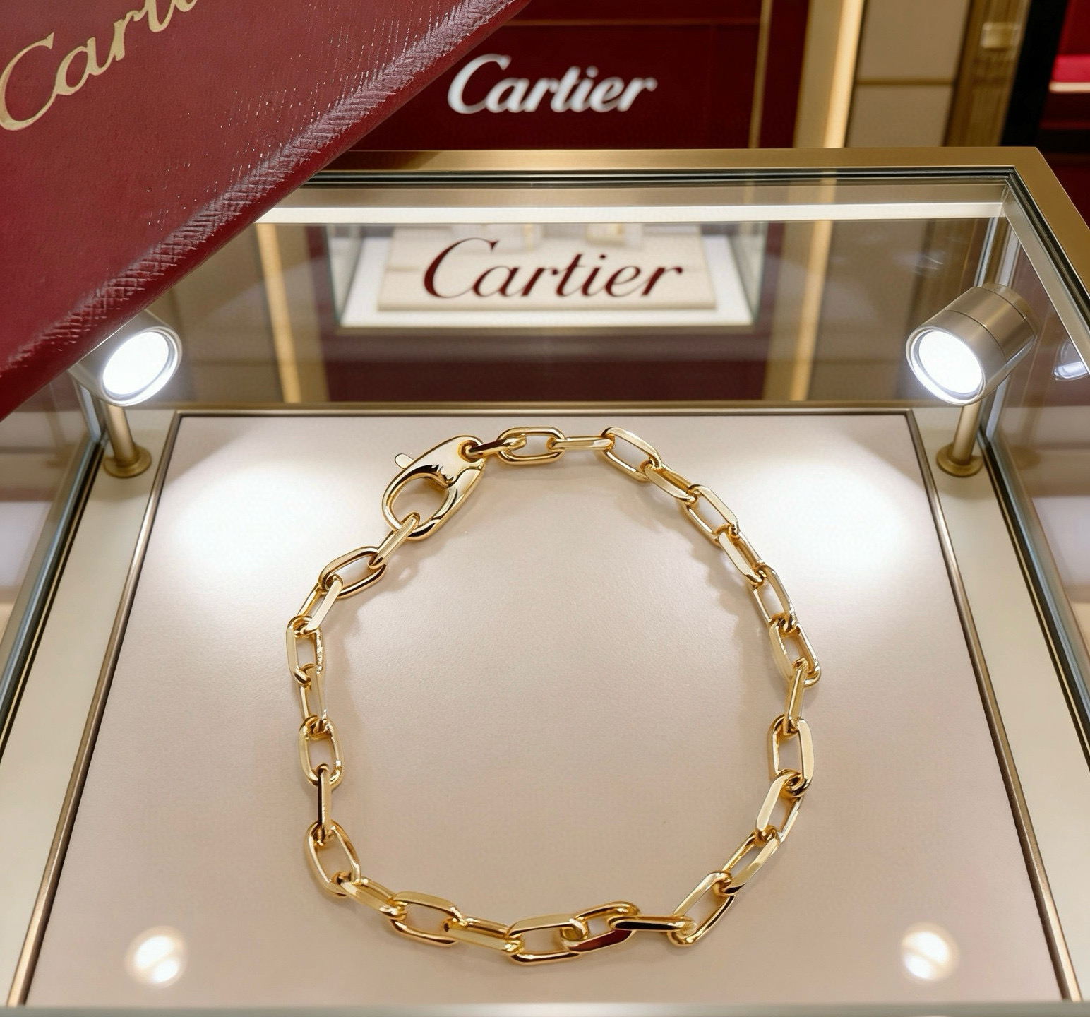 Cartier 卡地亚手链V金材质系列 品相完美 细节无敌 那种独特的色泽完全无可挑剔 再缀以 指环外形设计