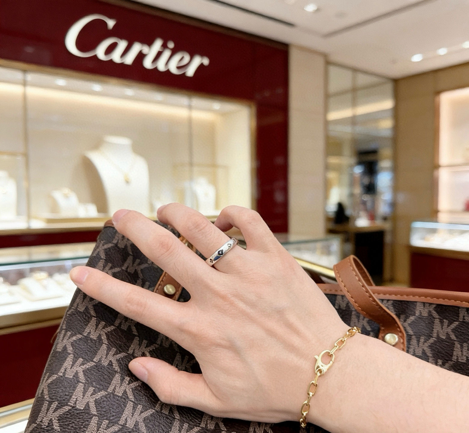 Cartier 卡地亚手链V金材质系列 品相完美 细节无敌 那种独特的色泽完全无可挑剔 再缀以 指环外形设计