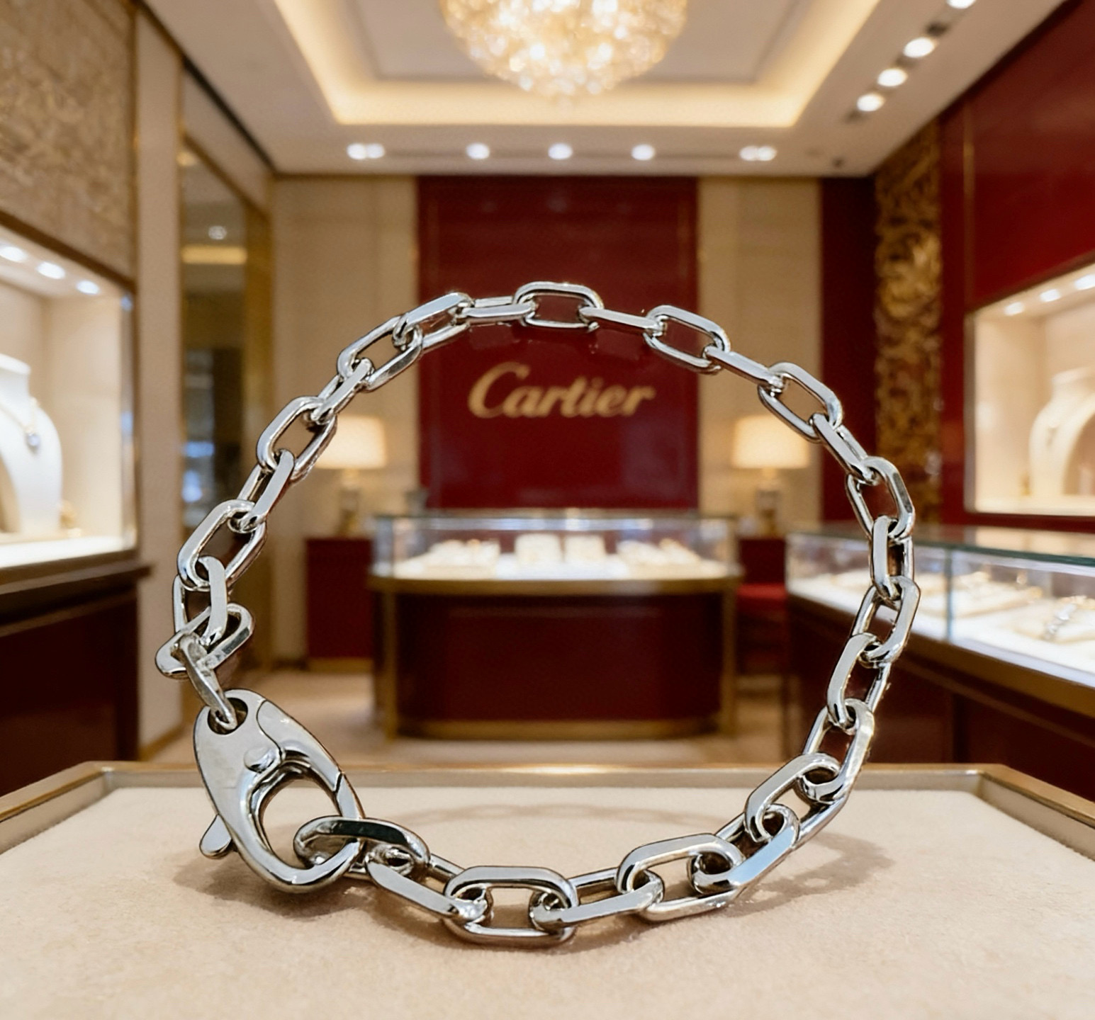 Cartier 卡地亚手链V金材质系列 品相完美 细节无敌 那种独特的色泽完全无可挑剔 再缀以 指环外形设计
