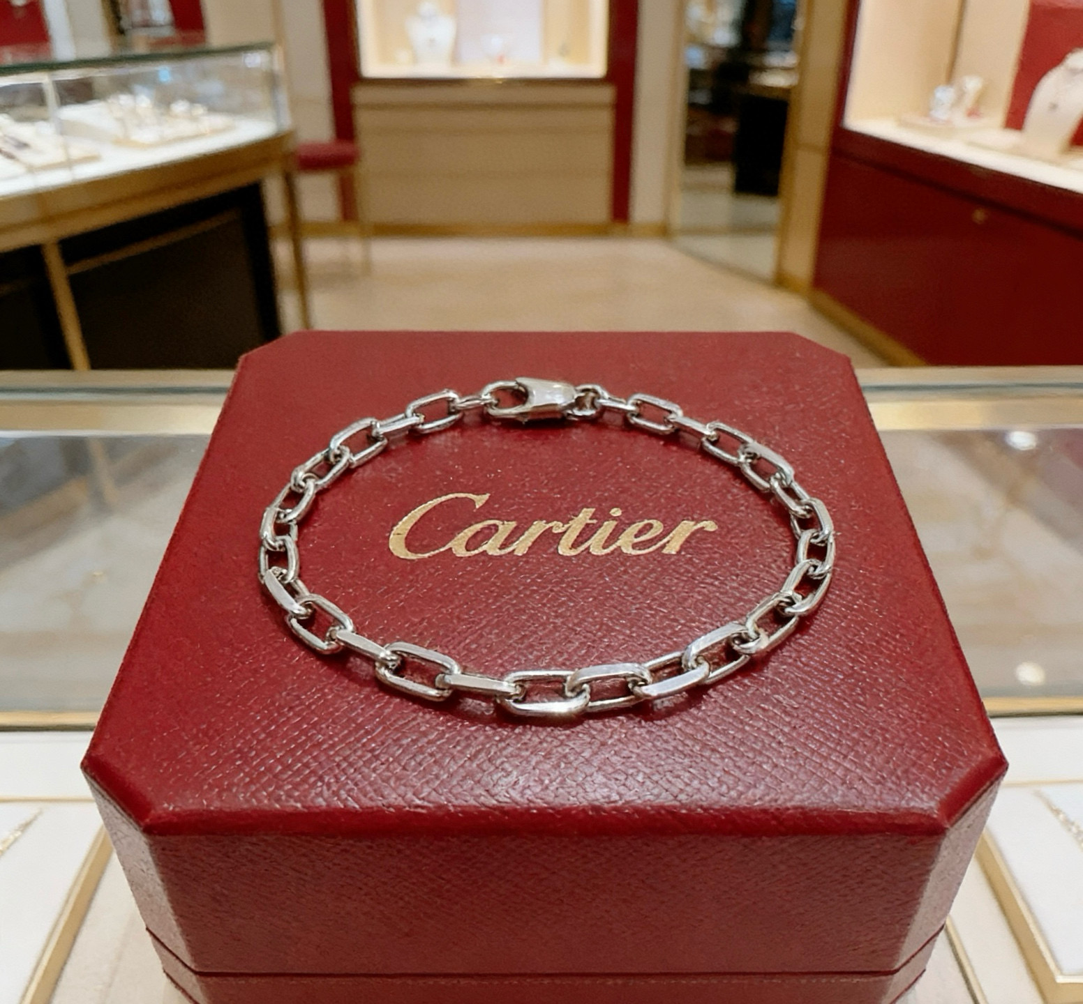 Cartier 卡地亚手链V金材质系列 品相完美 细节无敌 那种独特的色泽完全无可挑剔 再缀以 指环外形设计