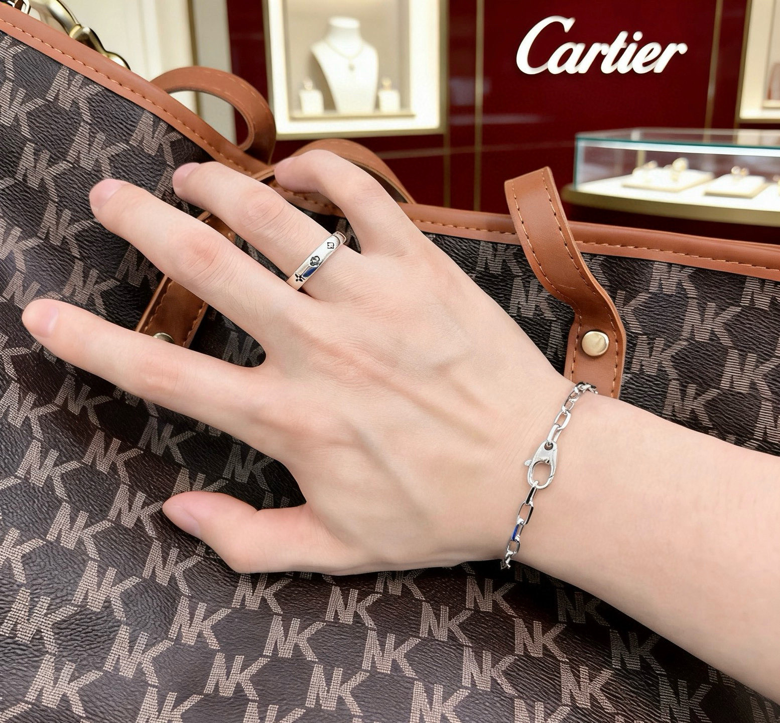Cartier 卡地亚手链V金材质系列 品相完美 细节无敌 那种独特的色泽完全无可挑剔 再缀以 指环外形设计