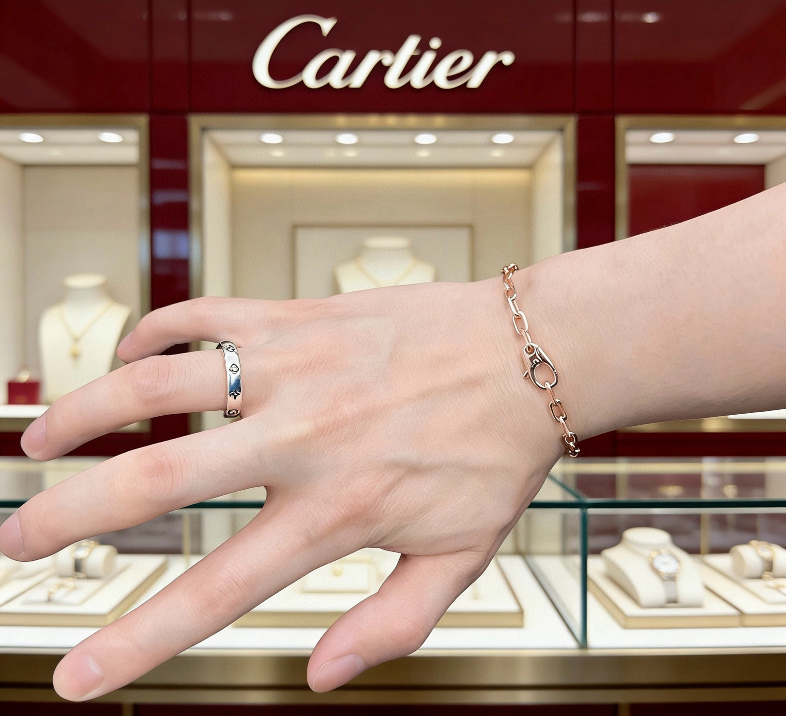 Cartier 卡地亚手链V金材质系列 品相完美 细节无敌 那种独特的色泽完全无可挑剔 再缀以 指环外形设计