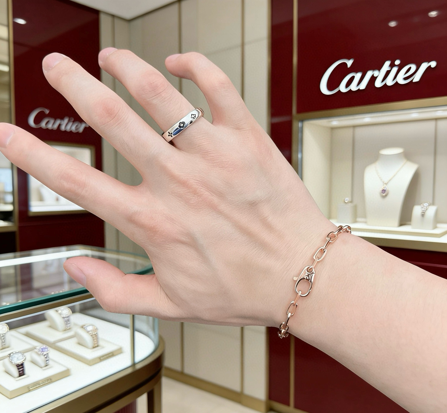 Cartier 卡地亚手链V金材质系列 品相完美 细节无敌 那种独特的色泽完全无可挑剔 再缀以 指环外形设计