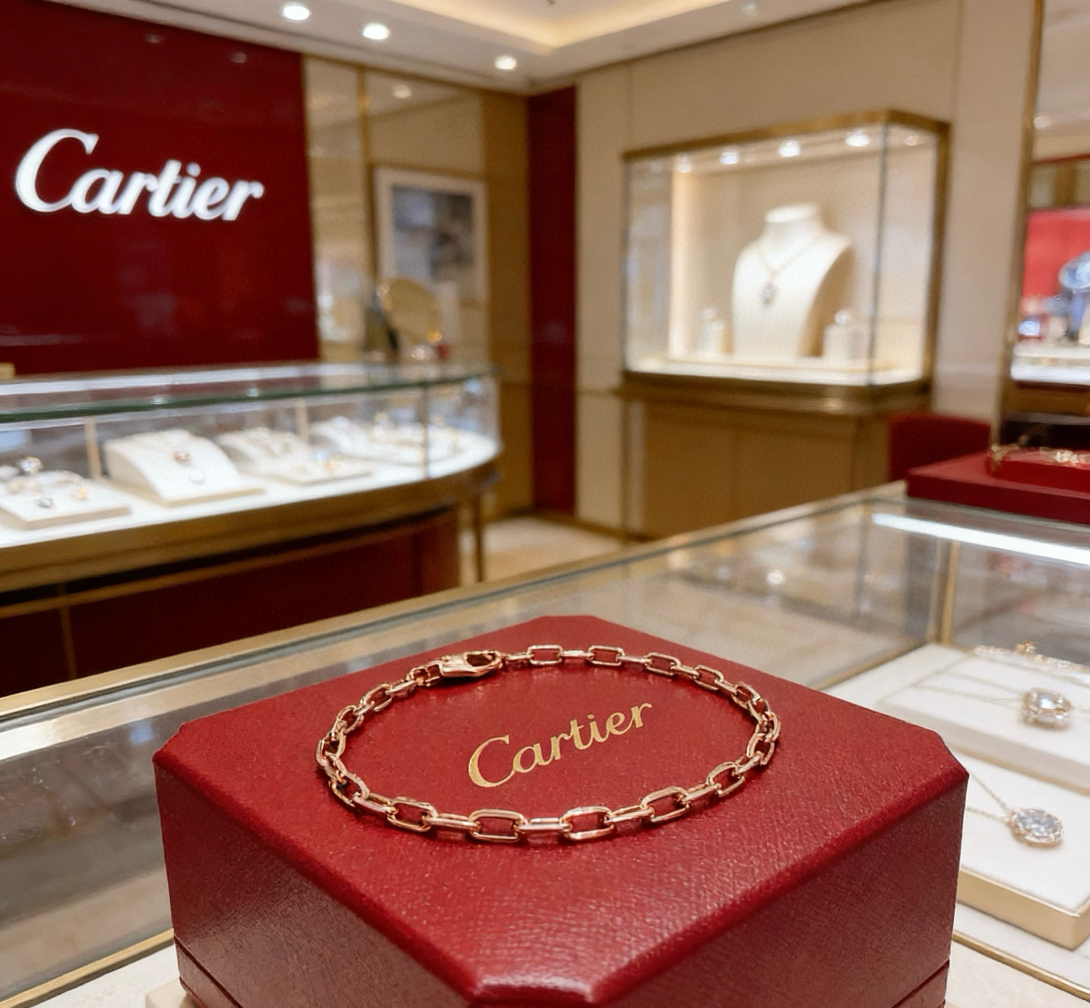 Cartier 卡地亚手链V金材质系列 品相完美 细节无敌 那种独特的色泽完全无可挑剔 再缀以 指环外形设计