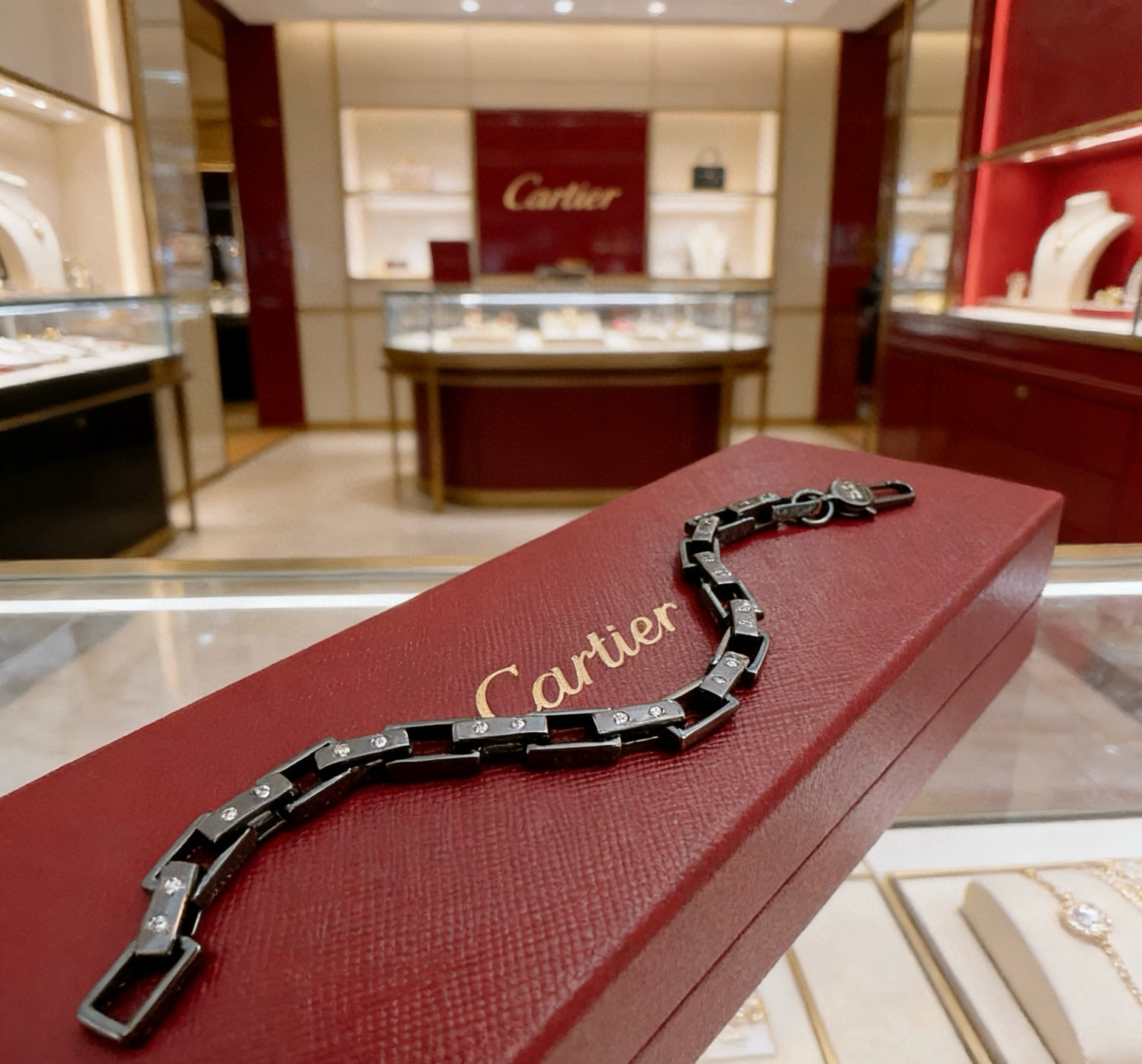 Cartier 新款卡地亚手链V金材质系列 品相完美 细节无敌 那种独特的色泽完全无可挑剔 再缀以 指环外形设计