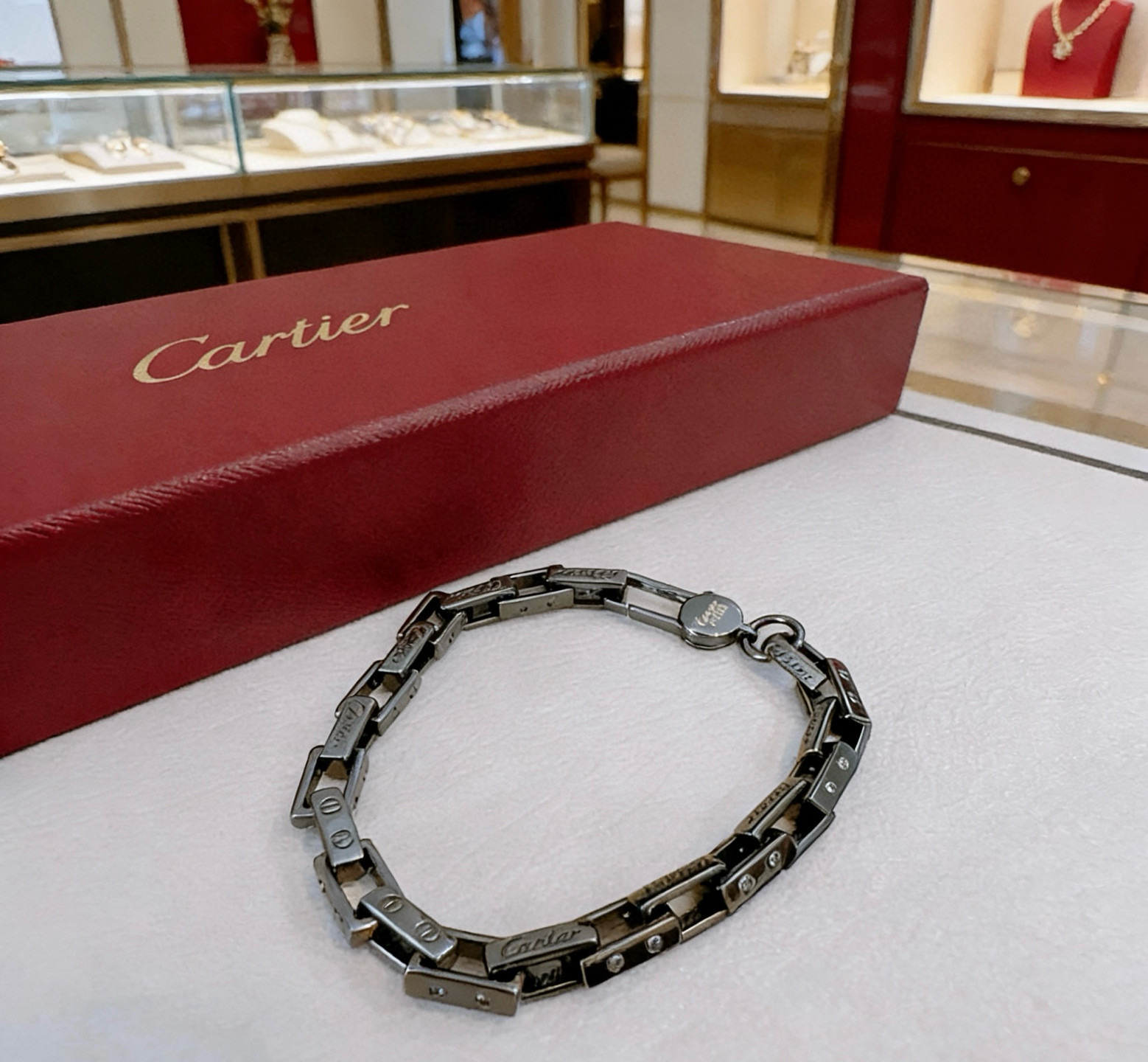 Cartier 新款卡地亚手链V金材质系列 品相完美 细节无敌 那种独特的色泽完全无可挑剔 再缀以 指环外形设计