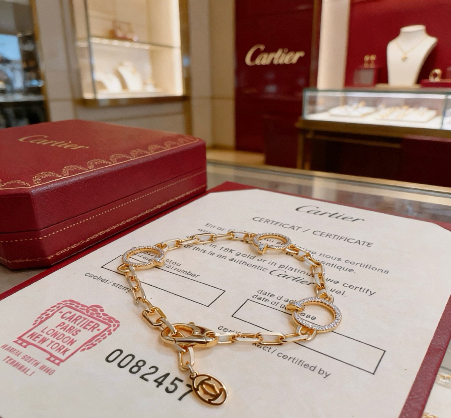 Cartier 新款卡地亚手链V金材质系列 品相完美 细节无敌 那种独特的色泽完全无可挑剔 再缀以 指环外形设计