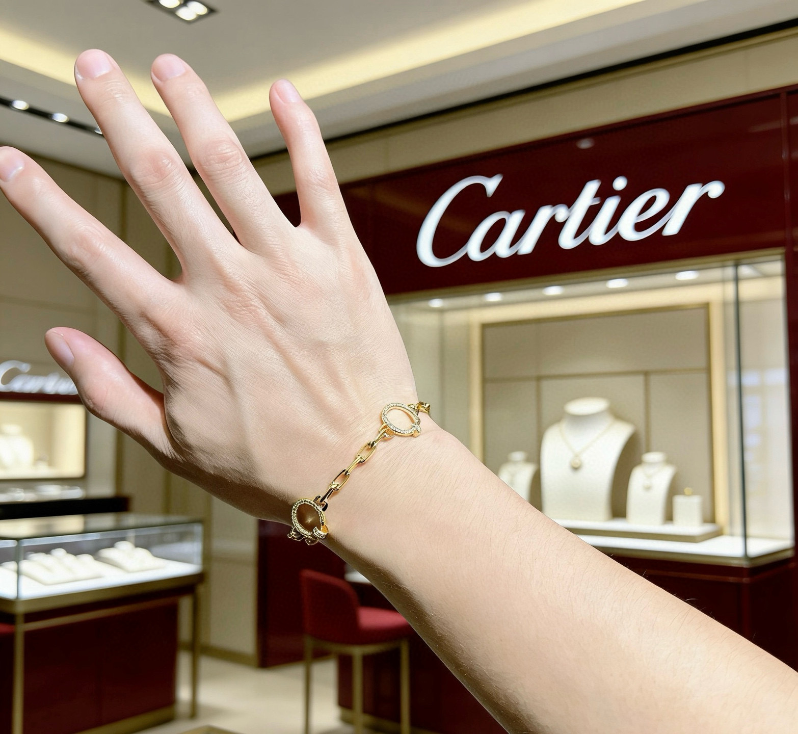 Cartier 新款卡地亚手链V金材质系列 品相完美 细节无敌 那种独特的色泽完全无可挑剔 再缀以 指环外形设计
