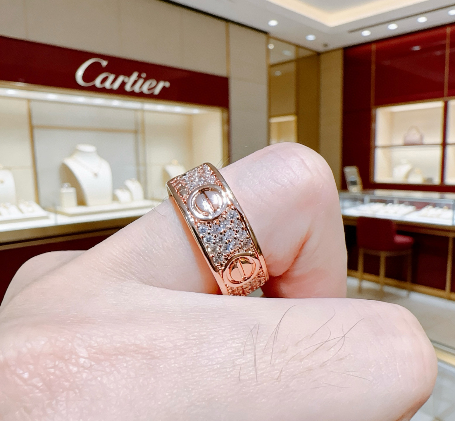 Cartier 新款带钻卡地亚戒指V金材质系列 品相完美 细节无敌 那种独特的色泽完全无可挑剔 再缀以 指环外形设计