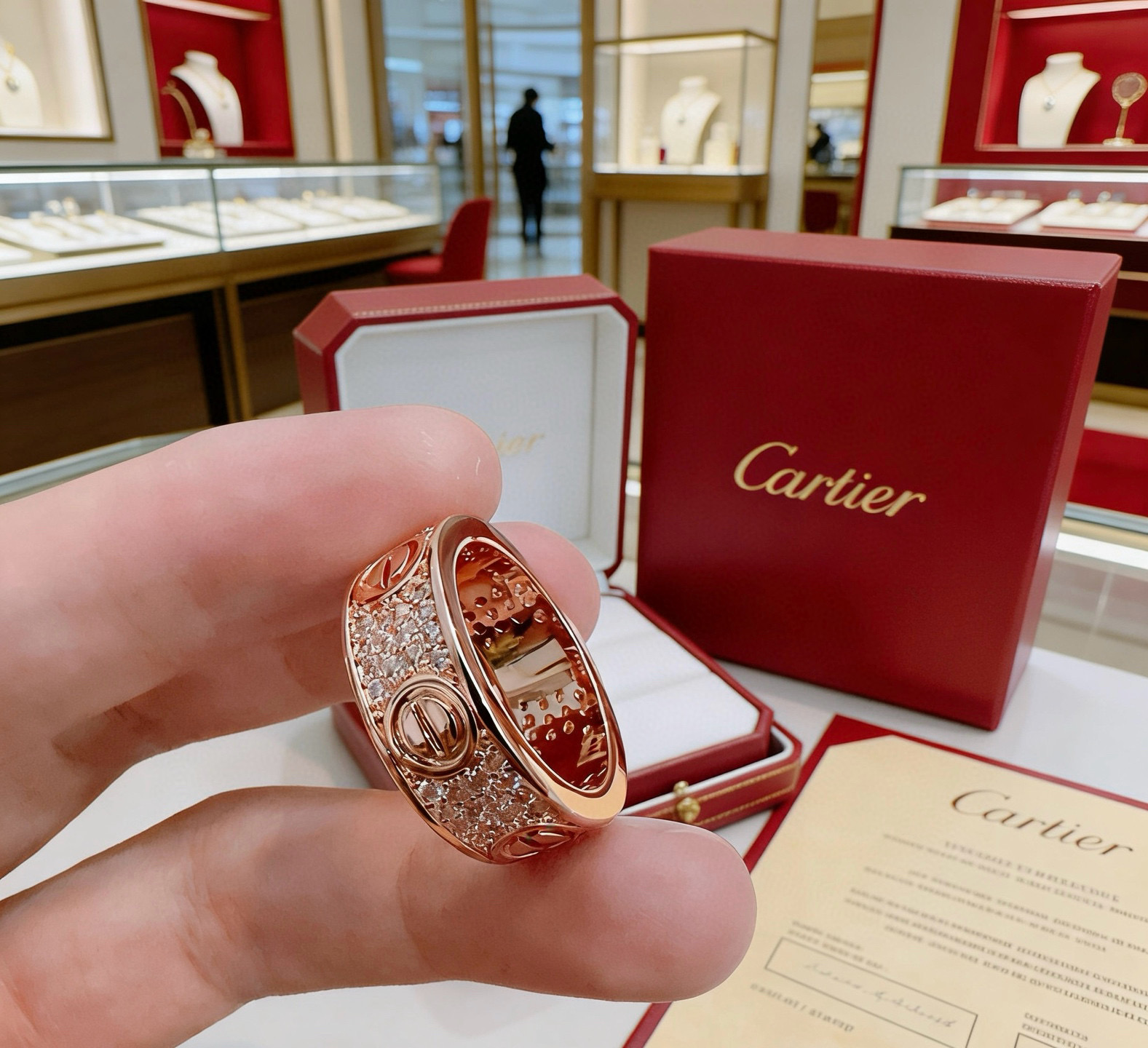 Cartier 新款带钻卡地亚戒指V金材质系列 品相完美 细节无敌 那种独特的色泽完全无可挑剔 再缀以 指环外形设计