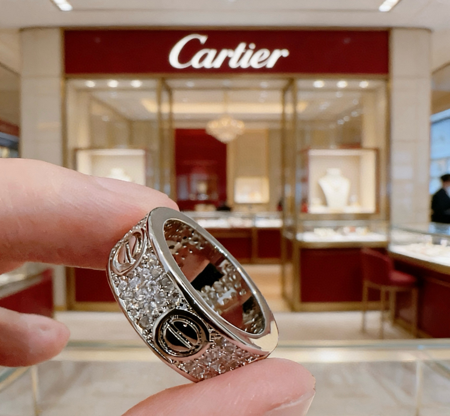 Cartier 新款带钻卡地亚戒指V金材质系列 品相完美 细节无敌 那种独特的色泽完全无可挑剔 再缀以 指环外形设计