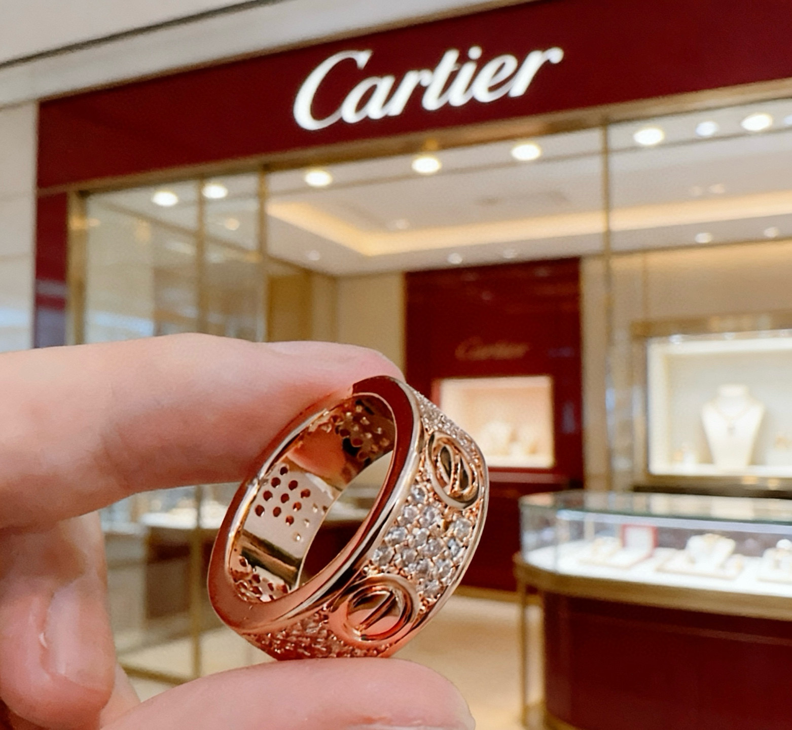 Cartier 新款带钻卡地亚戒指V金材质系列 品相完美 细节无敌 那种独特的色泽完全无可挑剔 再缀以 指环外形设计